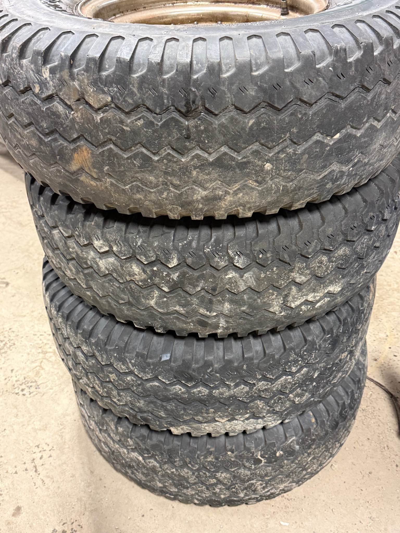 Rim chromé & pneus - Car Wheels, Tires & Parts - Acton Vale, Quebec ...