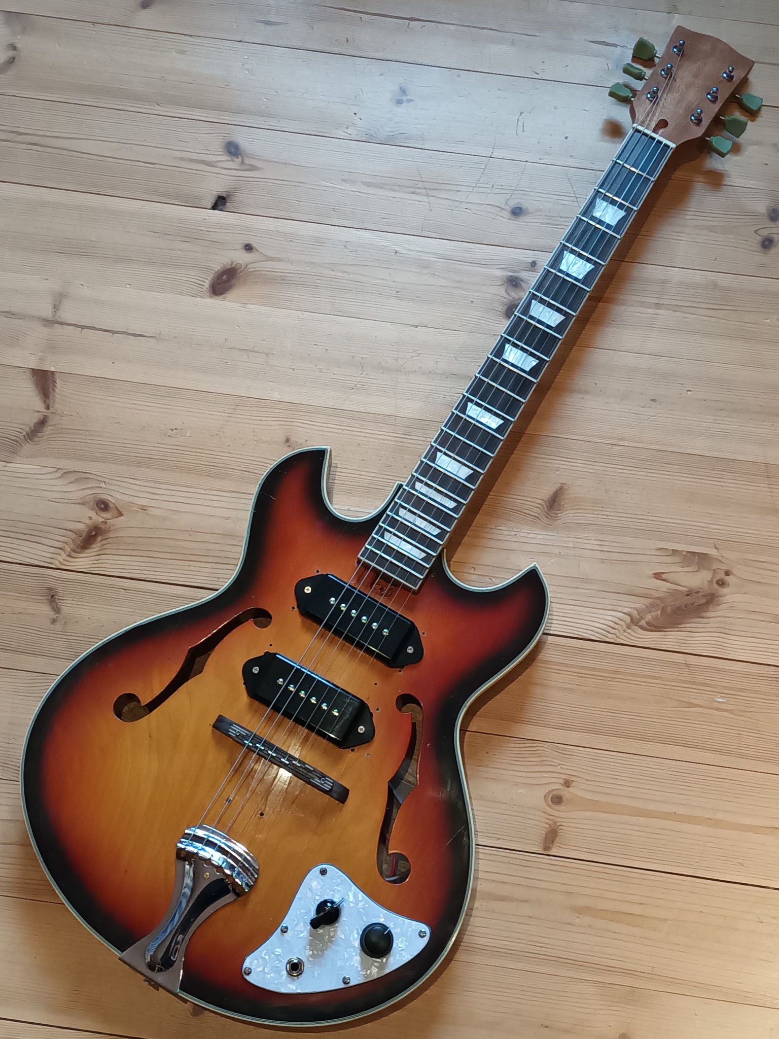 Restoring a Teisco Vegas 40 guitar