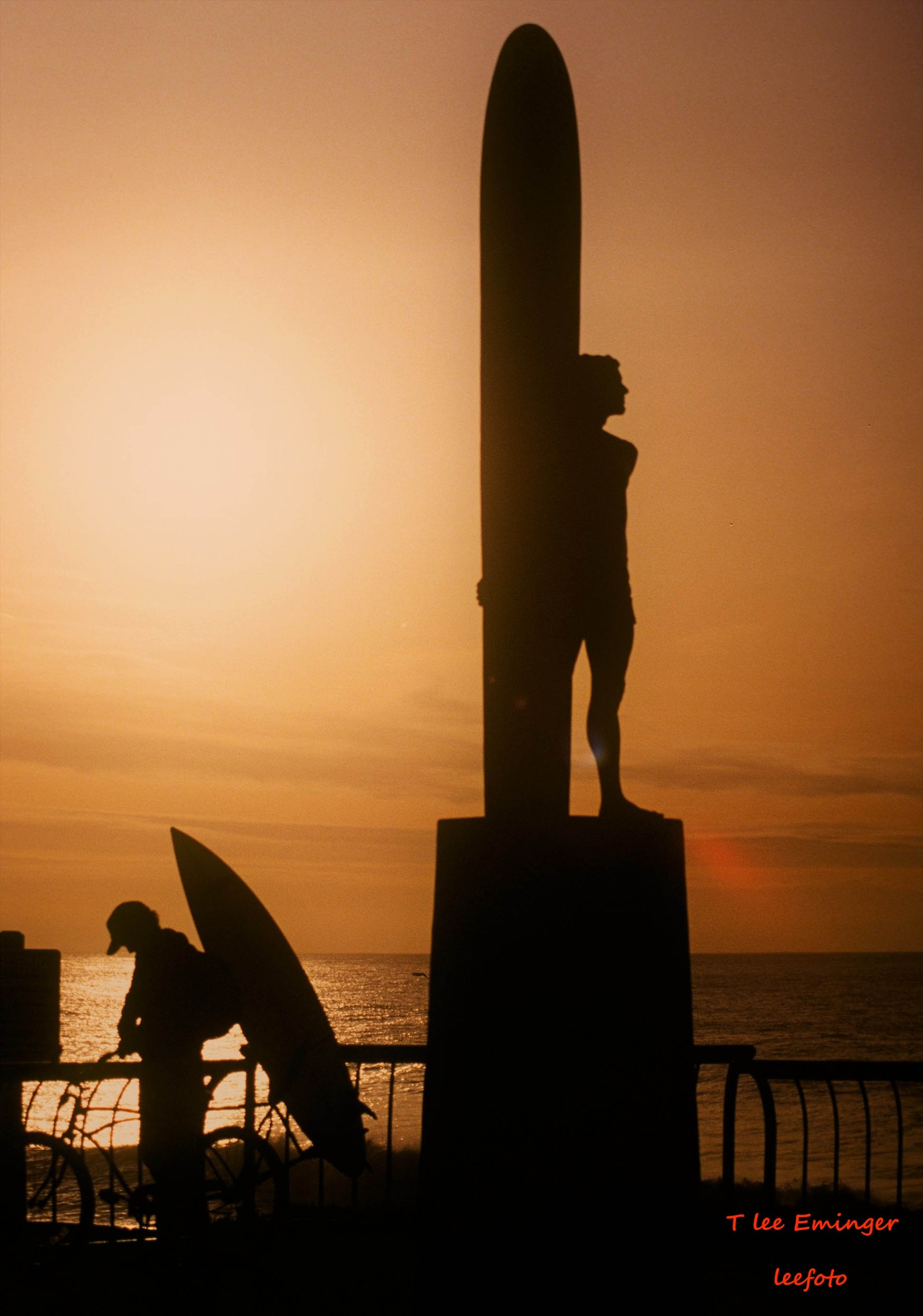 サーフオブジェ Santa Cruz Surfer Statue, erected in 1992, honoring Bill