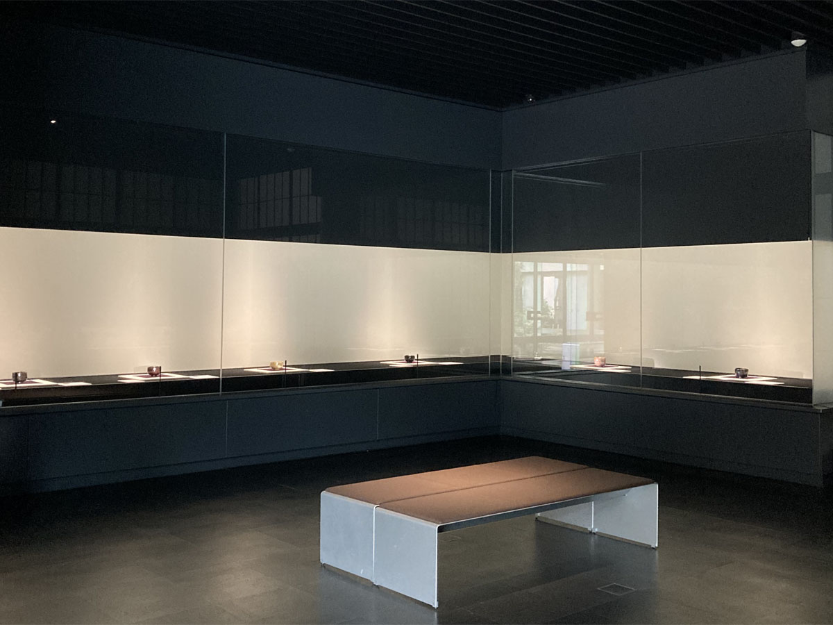 ☆展示室より〜逸翁美術館の名品 元時代の赤絵の碗が何らかの理由で