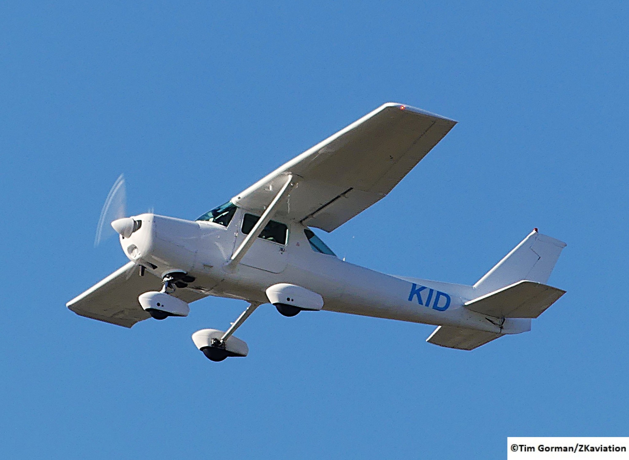 Cessna A152 Aerobat taking off from Kapiti Coast Airport