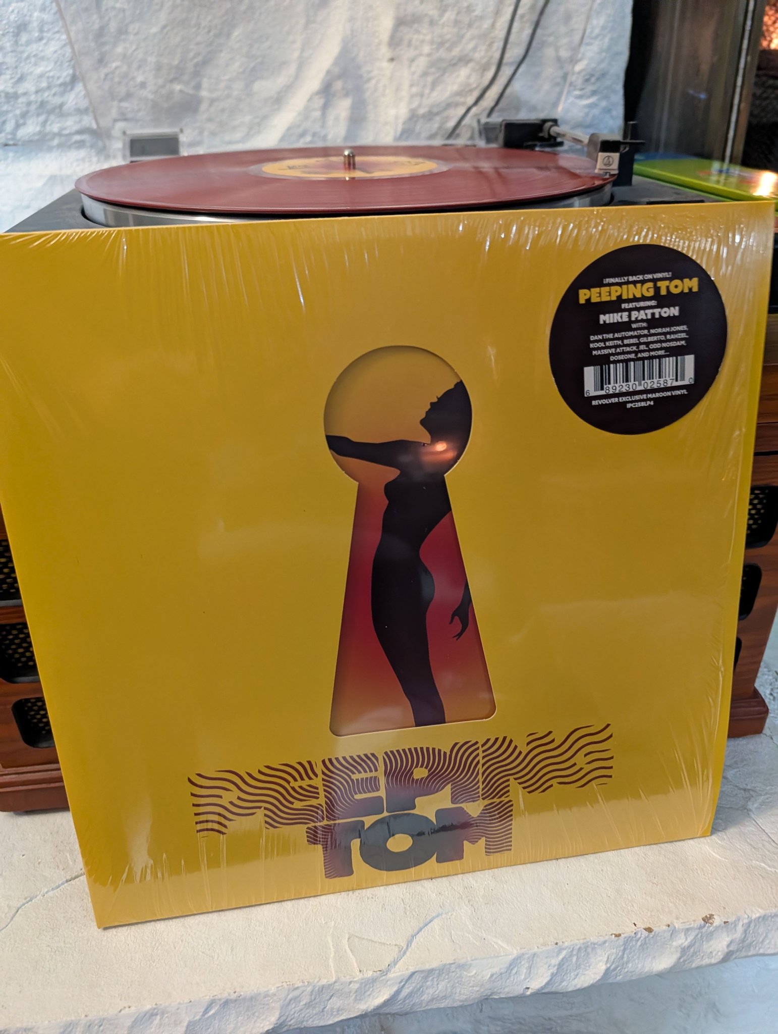 PEEPING TOM featuring MIKE PATTON レコード Peeping Tom is a fun record! Awesome collaboration involving Mike