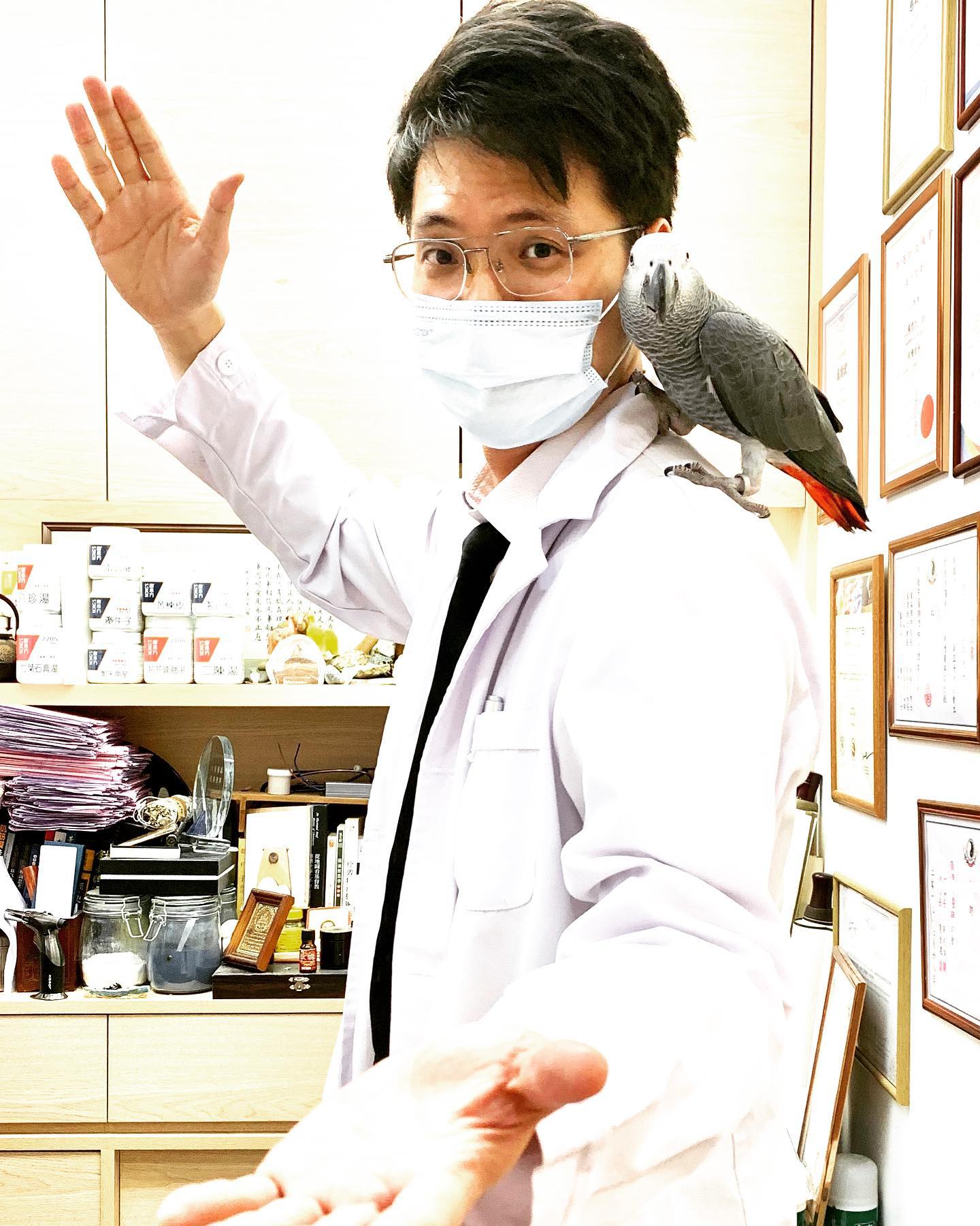 烈大夫 • 懷藥堂 - 🦆『烈大夫與翠兒 』🐣 翠兒我已經好眼瞓唔好咬我隻耳🙉 #烈大夫 #翠兒 | Facebook