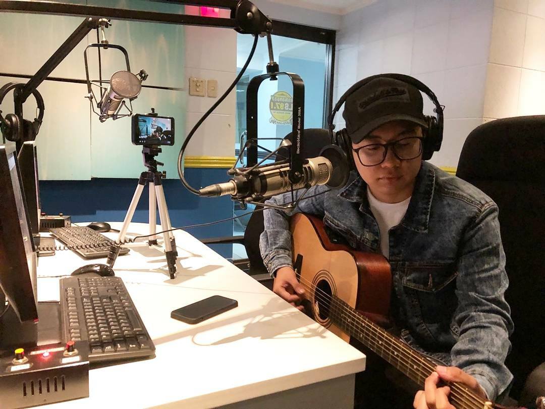 The Singer-song writer John Roa... - Viva Artists Agency