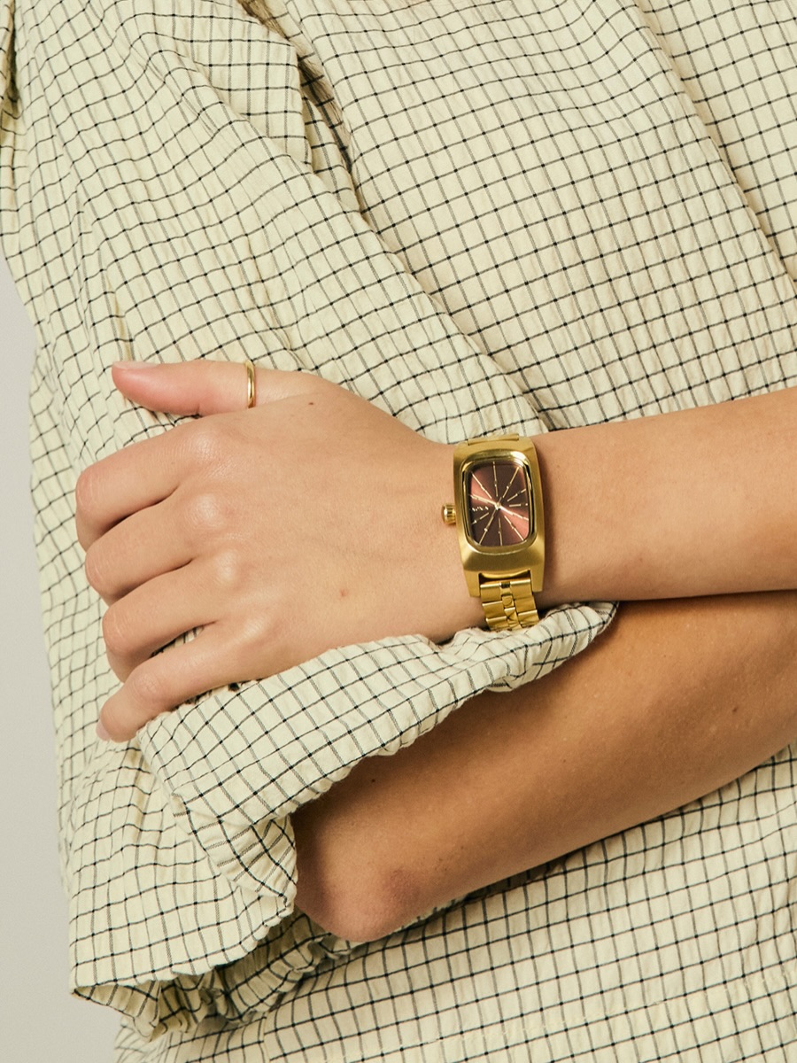 Nixon - Stay Fully Juiced. 🍋 The Dork Too is re-chargeable, just