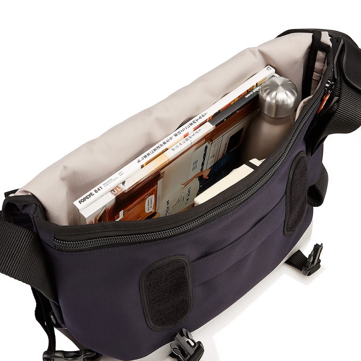Crumpler ザ・バーニー・ラッスル・ブランケット メッセンジャーバッグ The Barney Rustle Blanket messenger bag is a Crumpler classic and