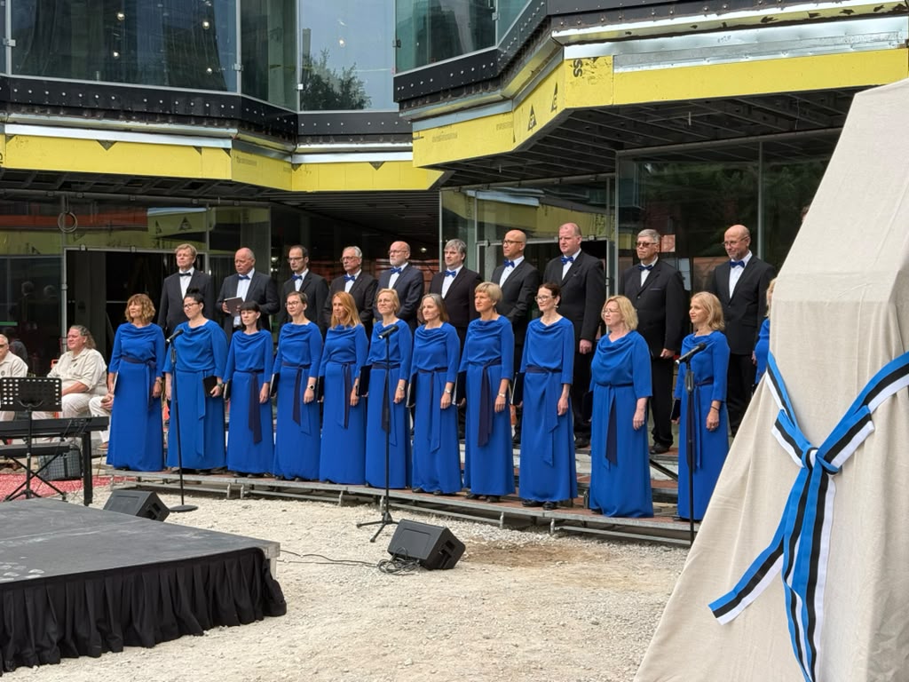 Toronto turned blue, black and white today. 🇪🇪 Hundreds gathered outside the still-unfinished KESKUS International Estonian Centre as KESKfEST opened with the Tallinn Chamber Choir, the folk band Ukulele and a preview