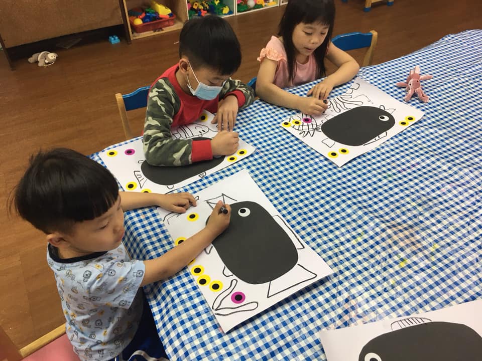 龍泉玫瑰幼兒園 快樂的小魚 魚兒魚兒水中游 寶貝們唱著兒歌 開心創作自己的小魚 運用鈕扣 緞帶 蠟筆 發揮想像力製作出屬於自己的小魚 Facebook