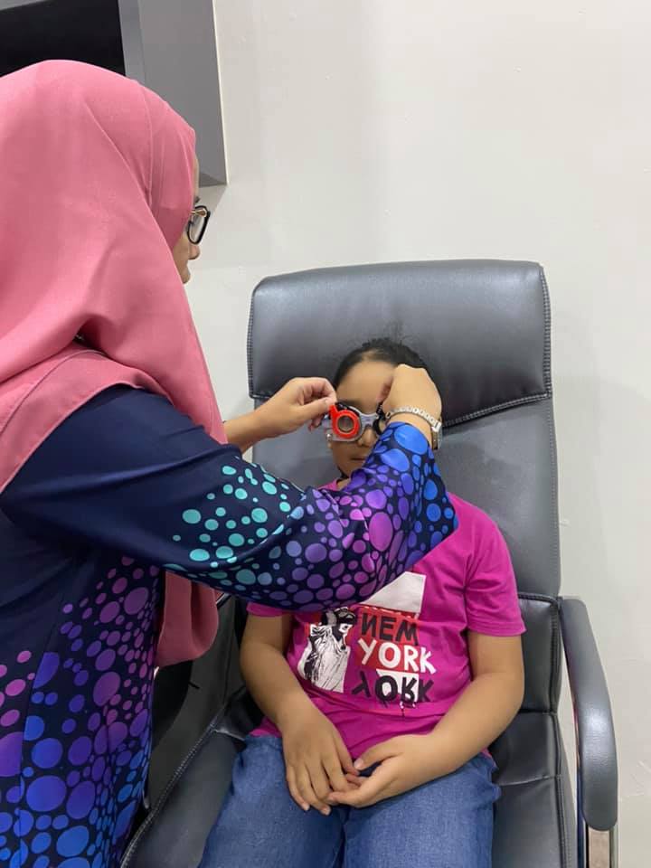 🎈Refractive Assessment buat adik Putri Tasneem. 👧🏻👓 📖 Semasa ...