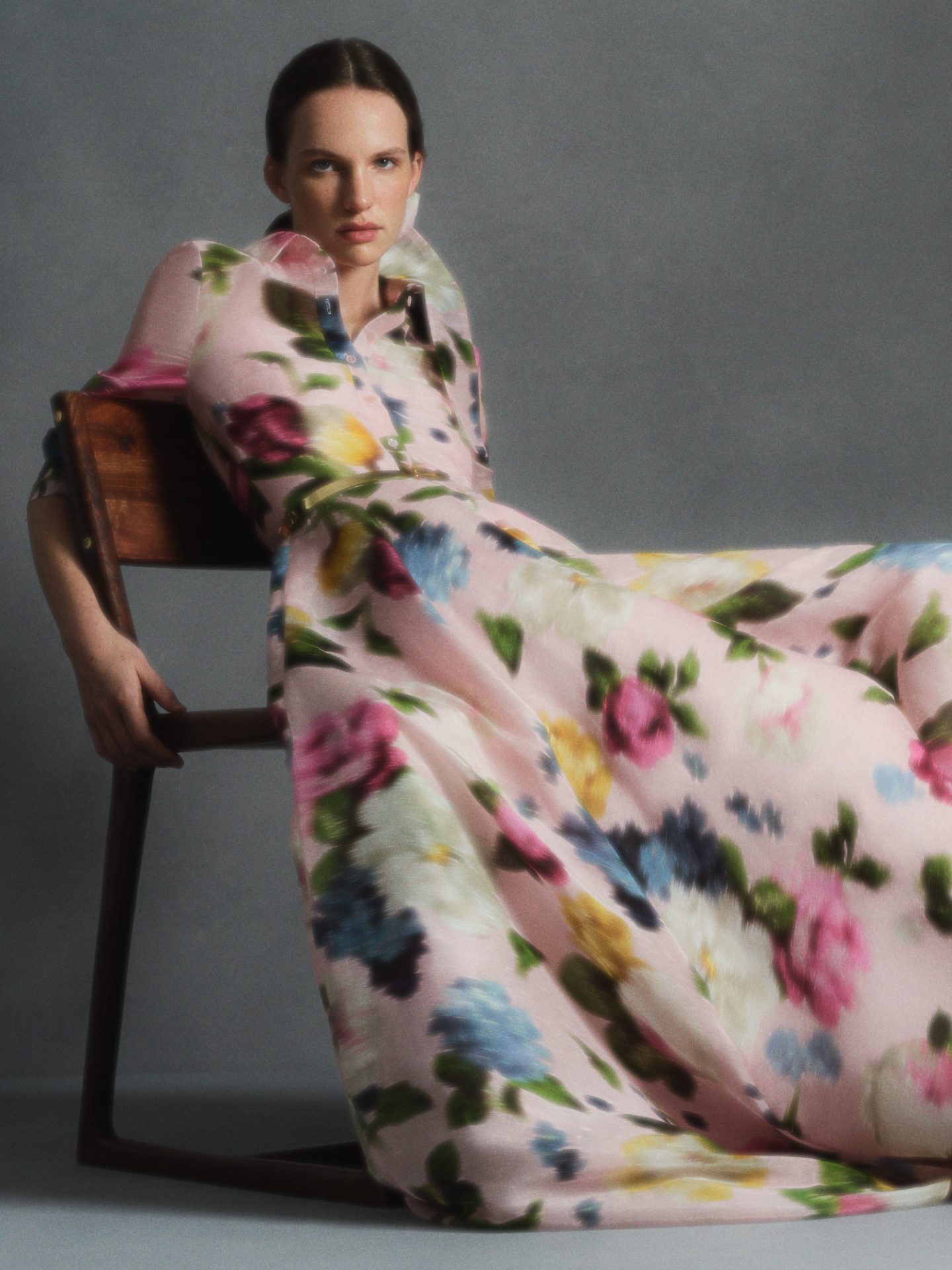 Carolina Herrera Summer 26 Collection by Creative Director @WesGordon Silk linen floral-print trench gown. Photography by @javiercastan