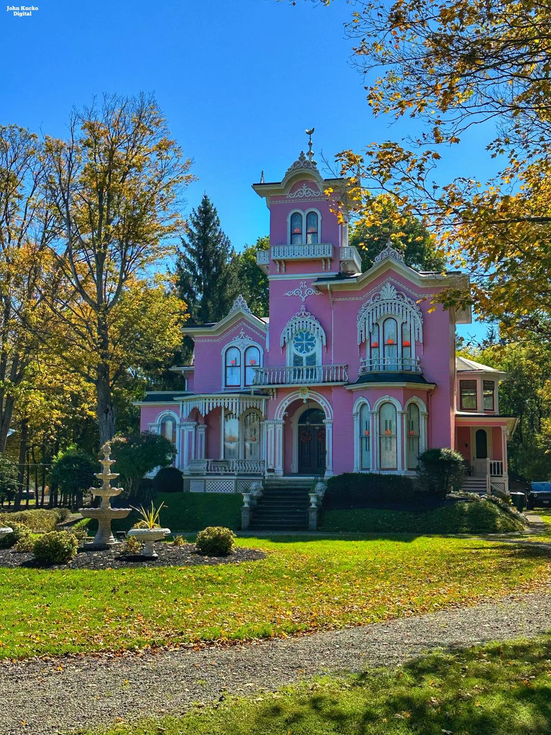 ピンクハウス Autumn at the Pink House: The 1869 Pink House in Wellsville, NY in