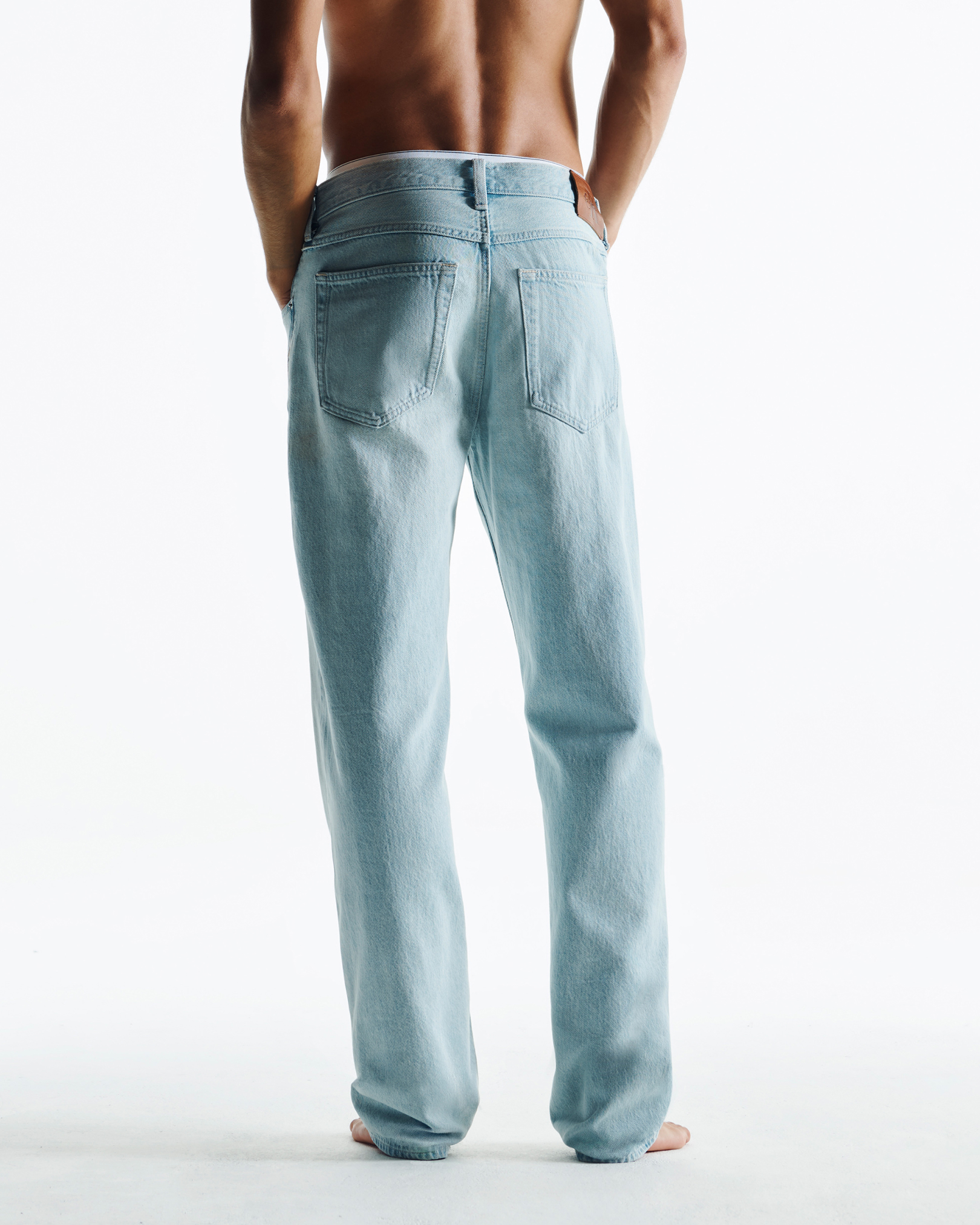 Show off the 90s Straight Lightweight Jean. Pared-back and minimal 