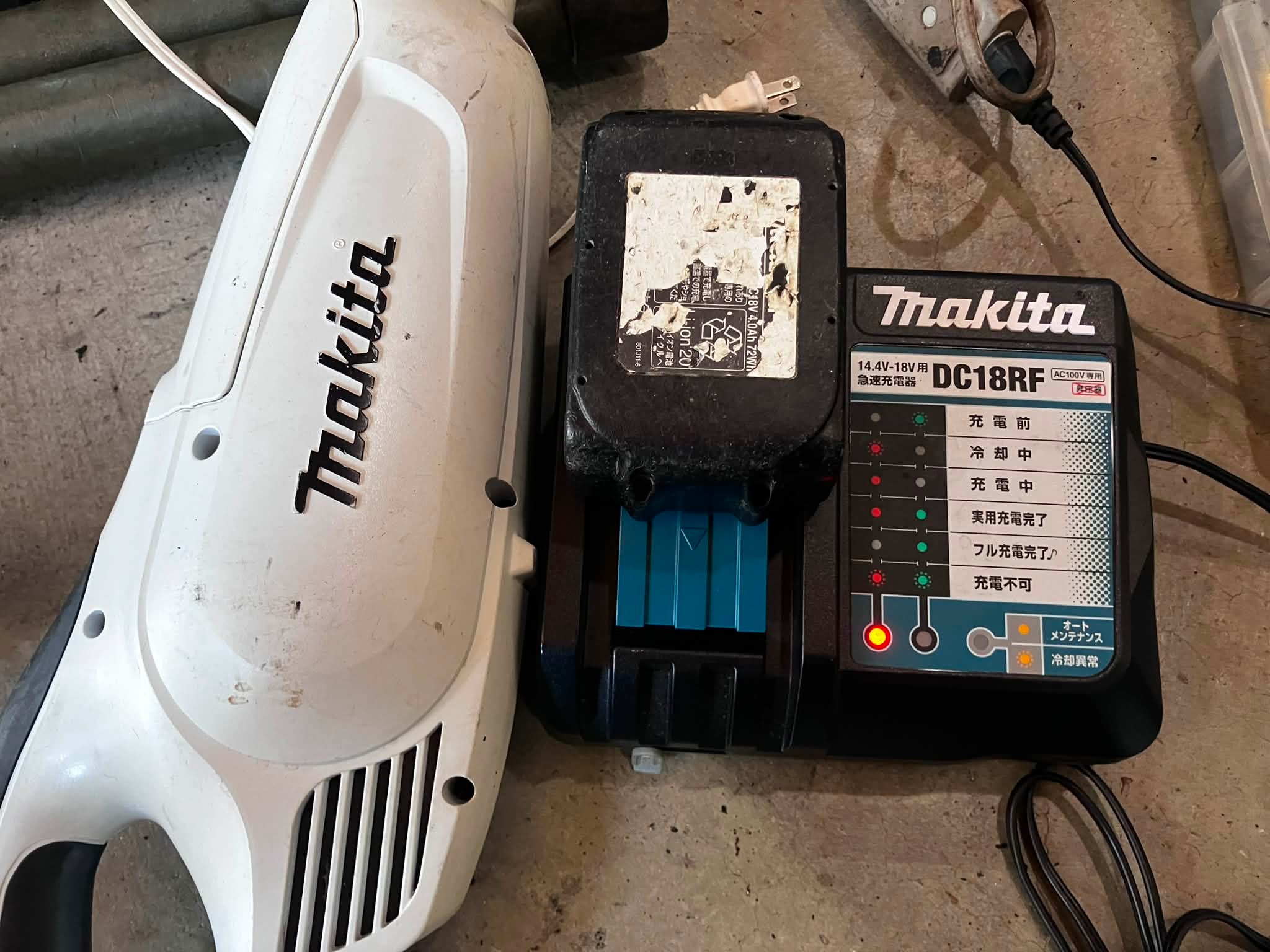 久々の18v掃除機の充電 コードレス使い始めると 煩わしい線を引いて