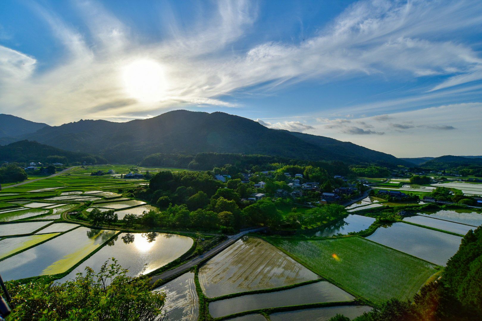 高さ10m,横20mの滝。 流れる様子はまるで水のカーテンです。 四季おり 