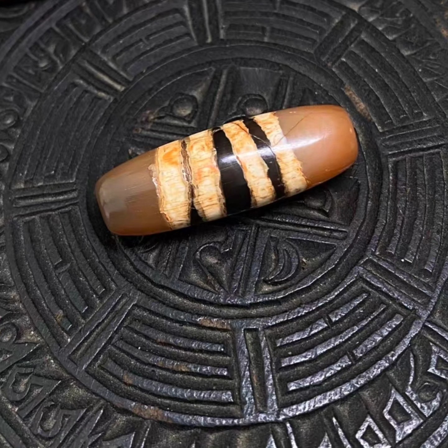 西藏藏区老藏民手里收來，千年七线老天珠有朱砂点老鈣化包浆皮壳都非常到位