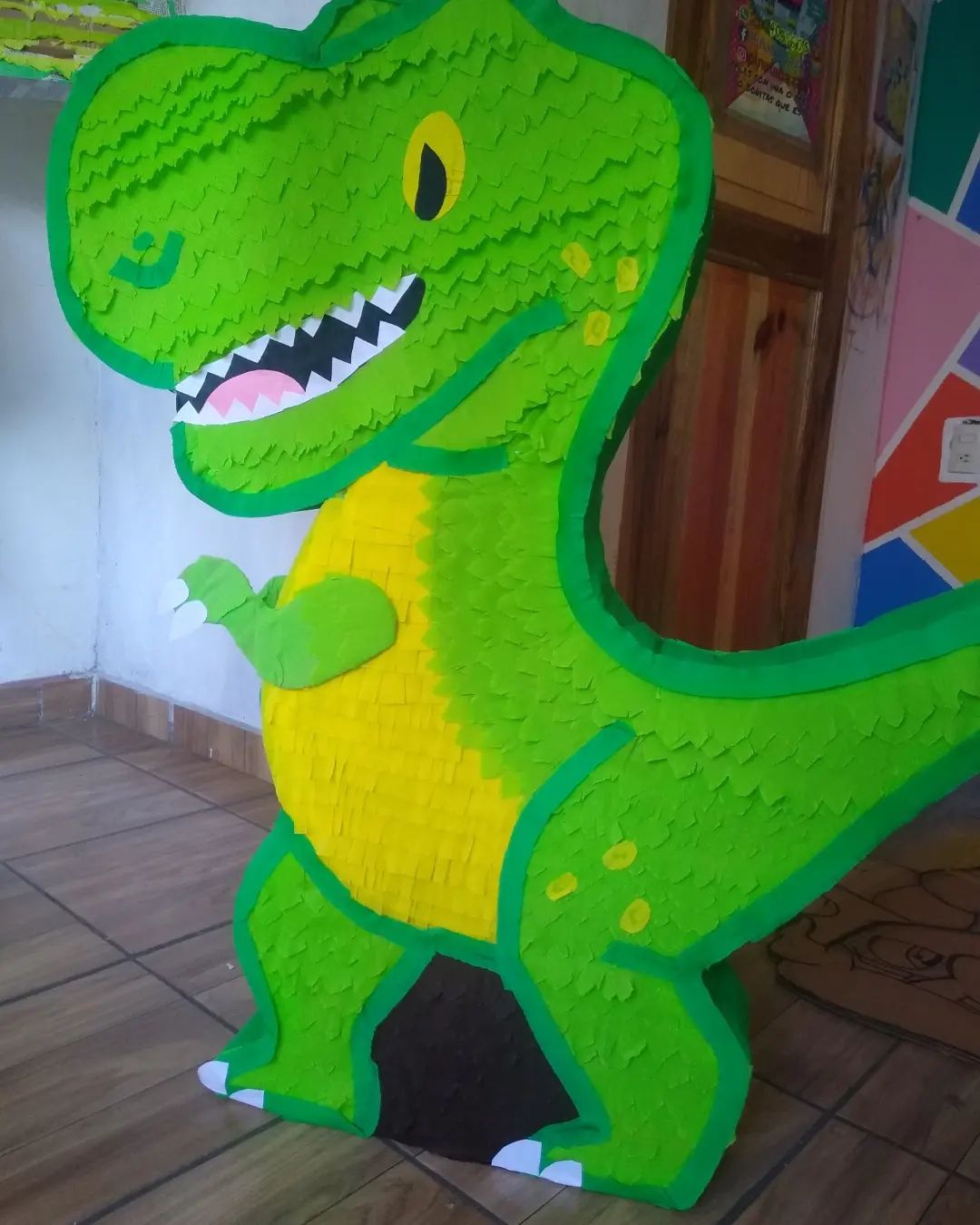 Piñato-Baza - Piñata de Dinosaurio 😍 🌈🎊🥳💚🦕🦖 personalizada... | Facebook