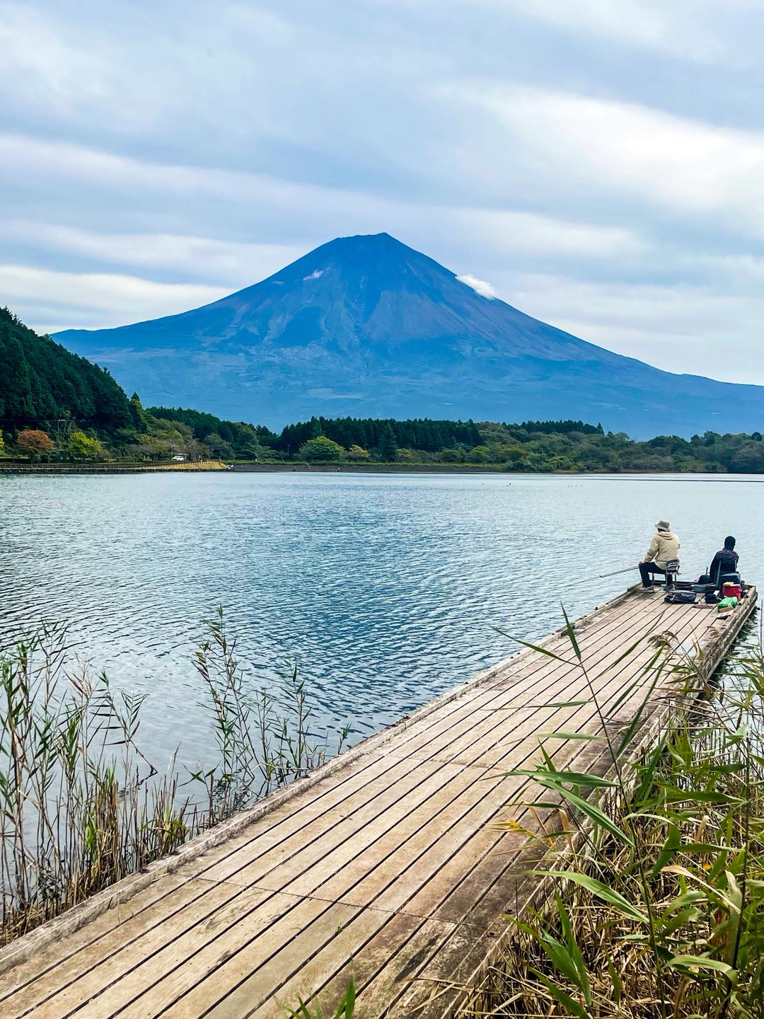 富士宮市観光協会 - #今日の富士山 厚い雲空ですが、富士山はくっきり見えている三連休の最終日🗻 📍田貫湖 📷2025.10.13 # ...