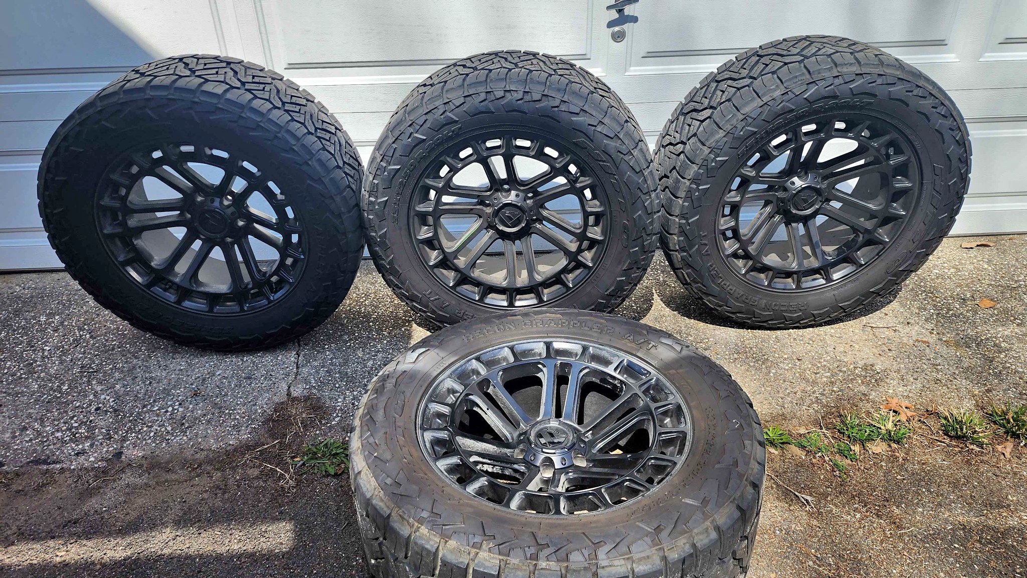 Moto Metal Rims with Micky Thompson Tires - Car Wheels, Tires & Parts ...