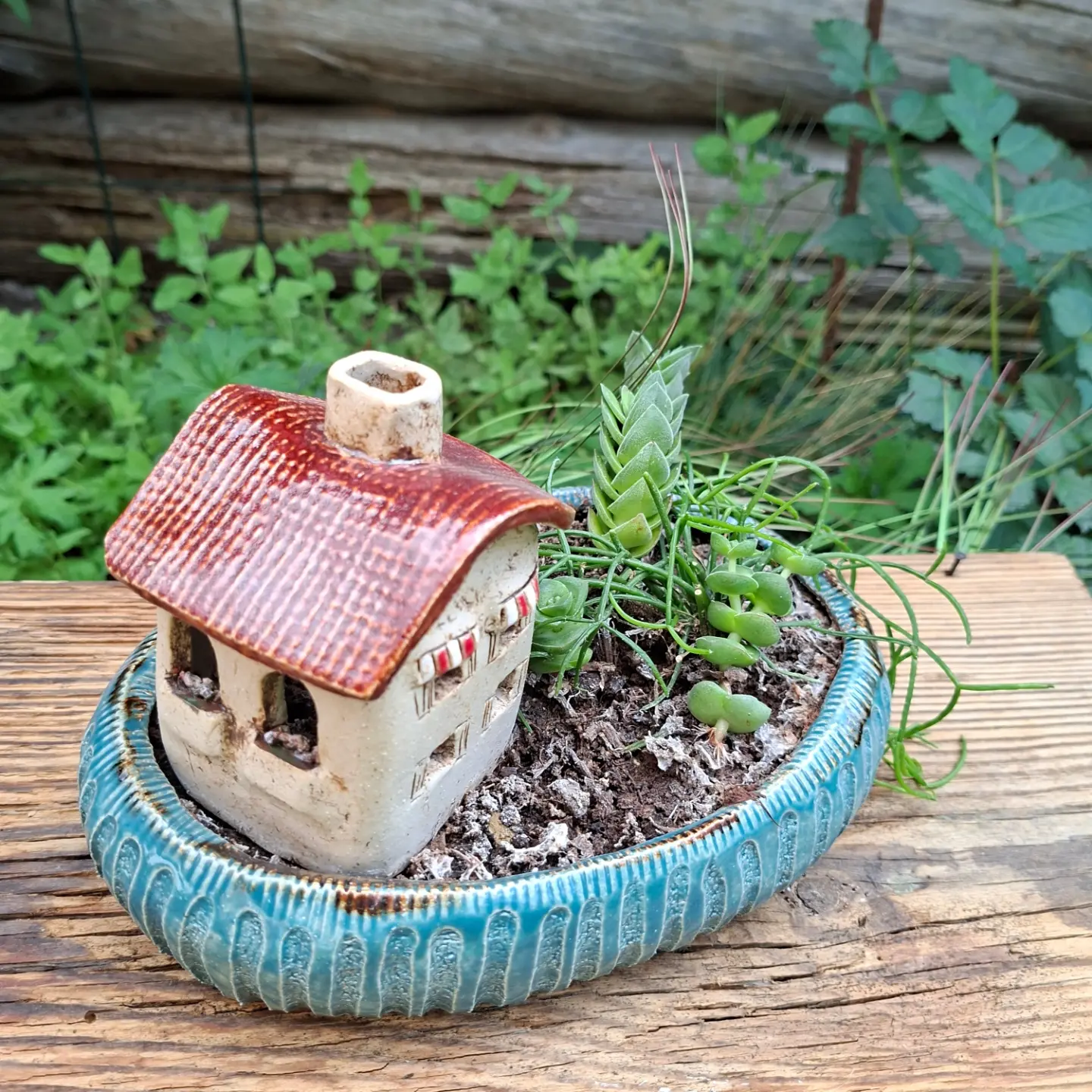 Kleines Haus im Grünen. Häuschen kann auch als Lichterhaus vetwendet werden. www.keramik-silke.com SHOP #keramik #ceramics #deko #miniature #handmaids