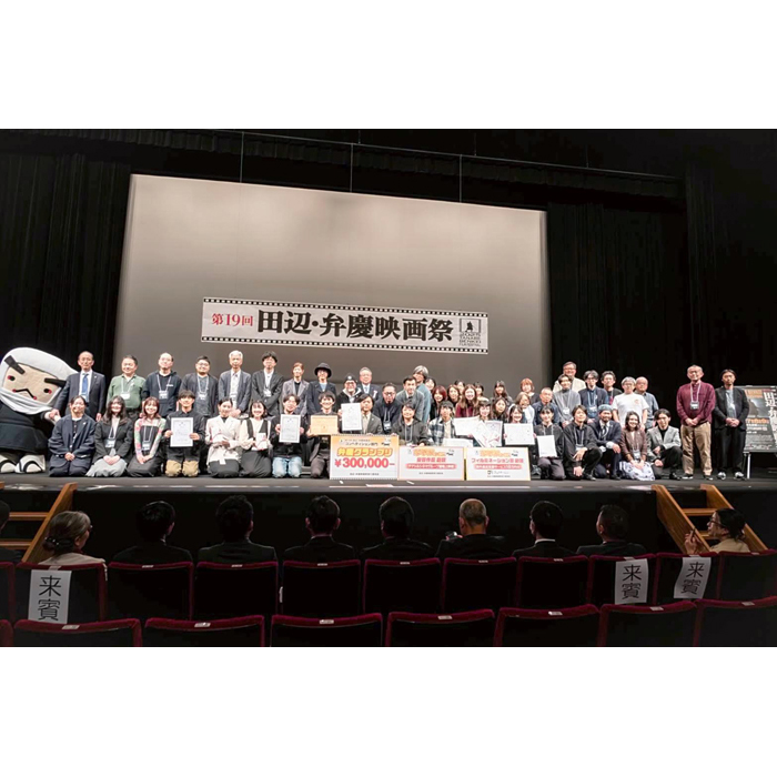 □公開記念の「免許カードケース」「オリジナルステッカー」2点セット