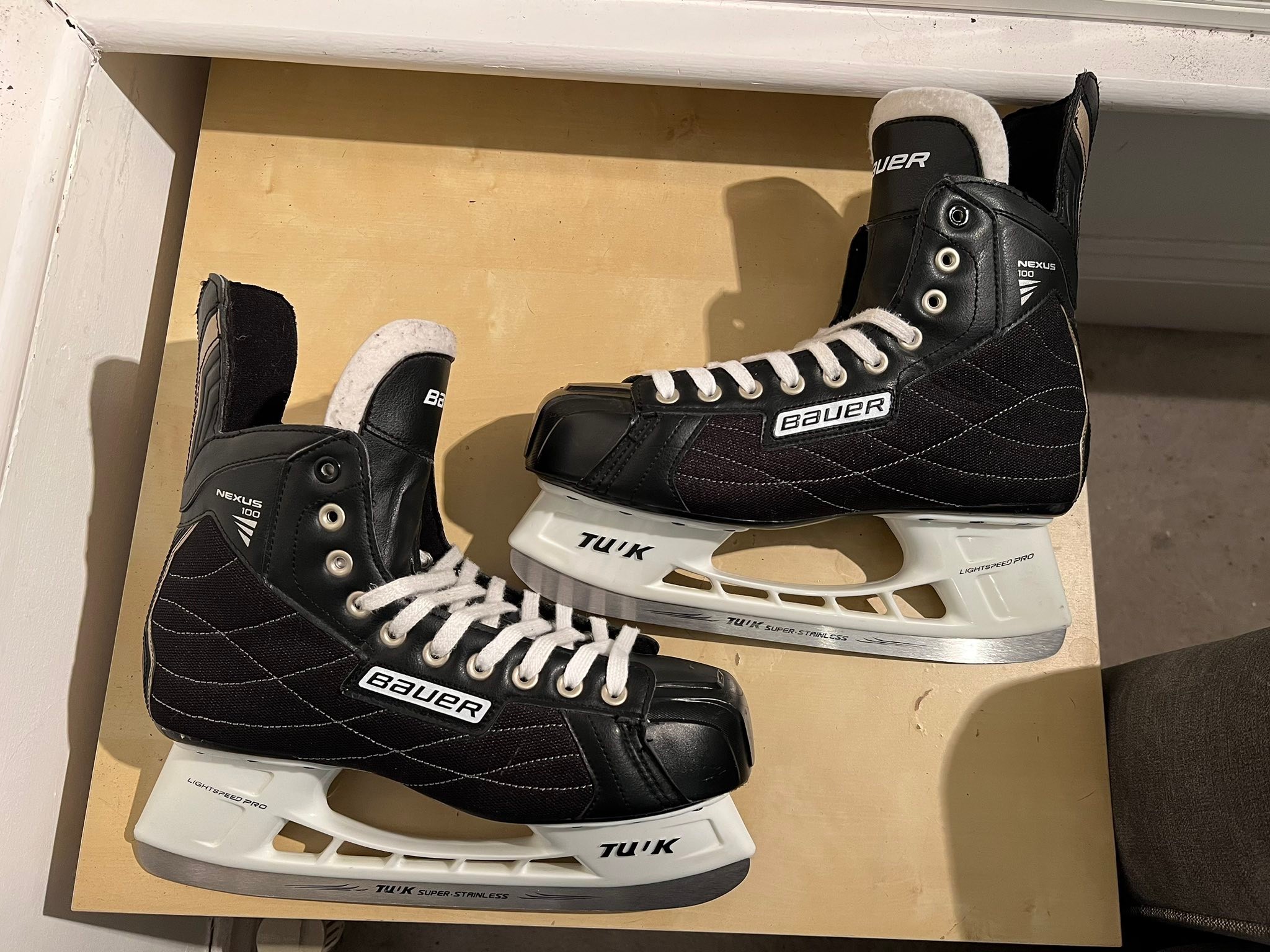 Bauer Nexus N2900 skates. Size 3 (4 shoe size) Great skate. Lots 