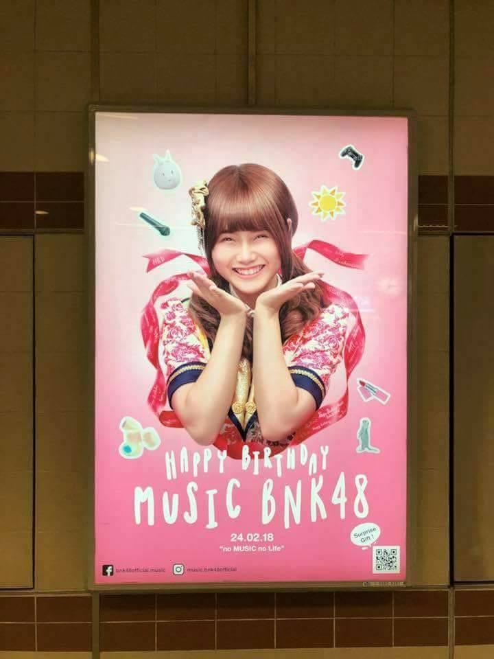 KINO - Tahukah Kalian Fans music BNK48 memasang Poster...