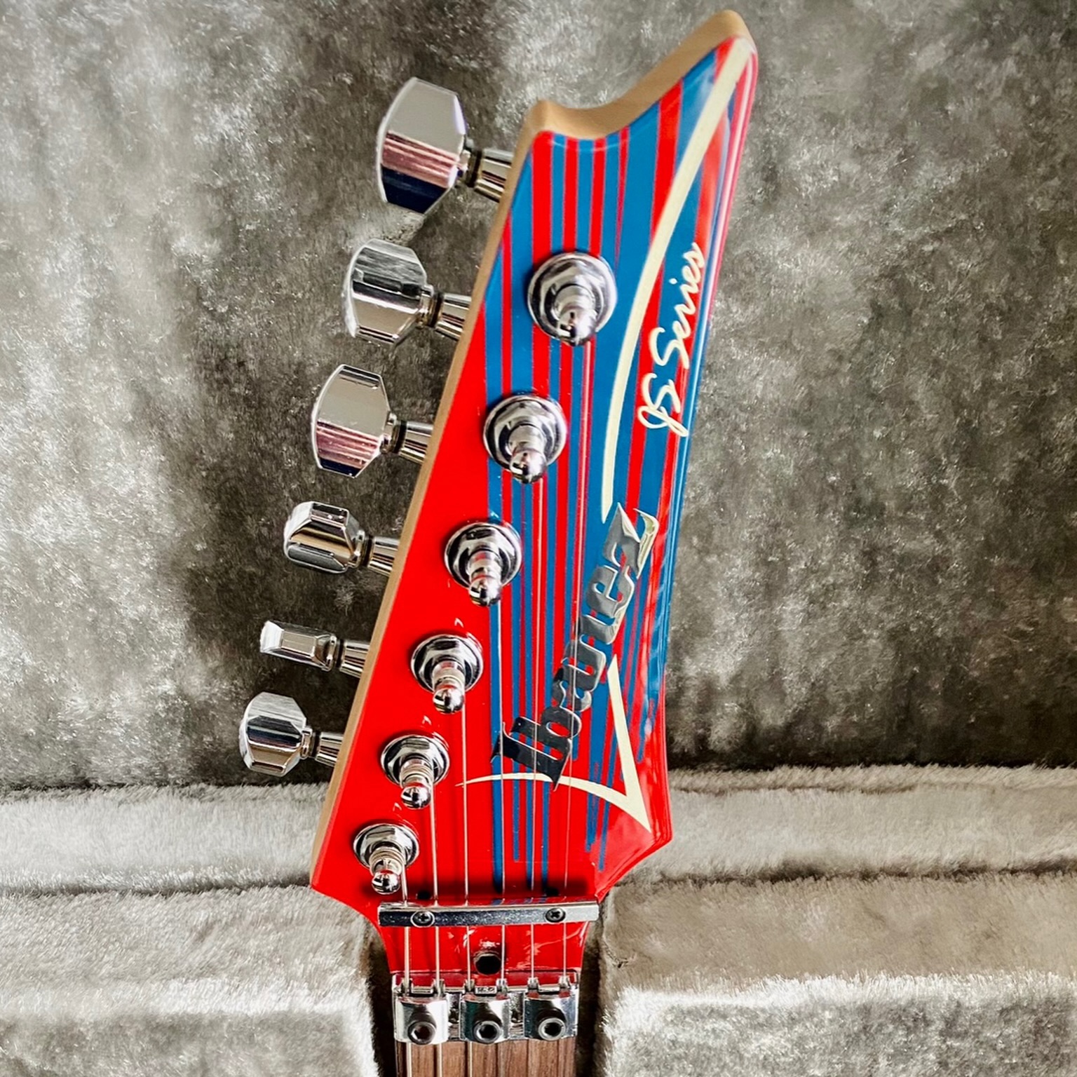 Take an in-depth look at the rare 2008 Ibanez JS20th Anniversary