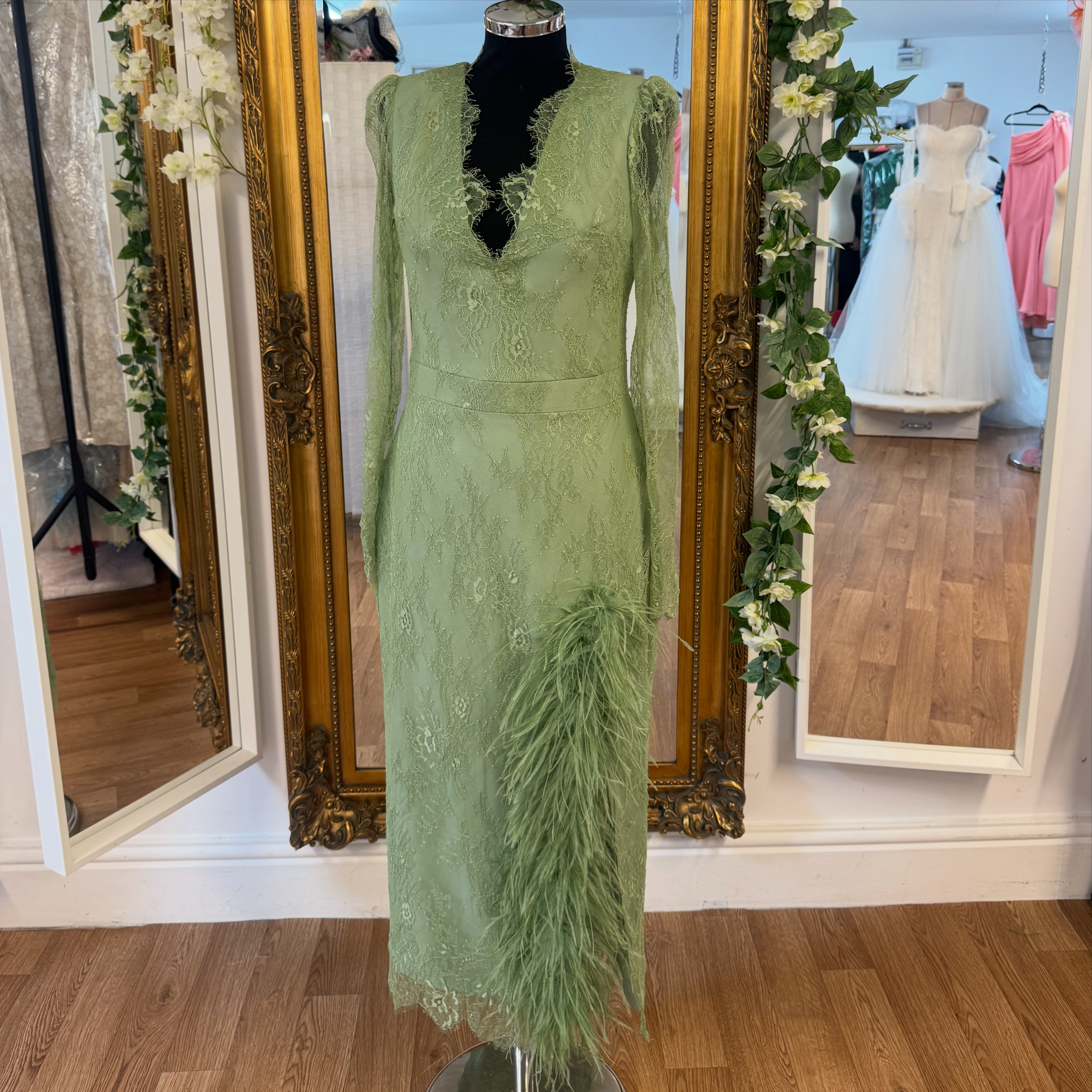 Sage Green has been the colour of the season 💚 Lace & feathers our favourite combination 🫶🏻 . . #fashiondesigner #fashion #madetomeasure #ladiesfashion #svefashion