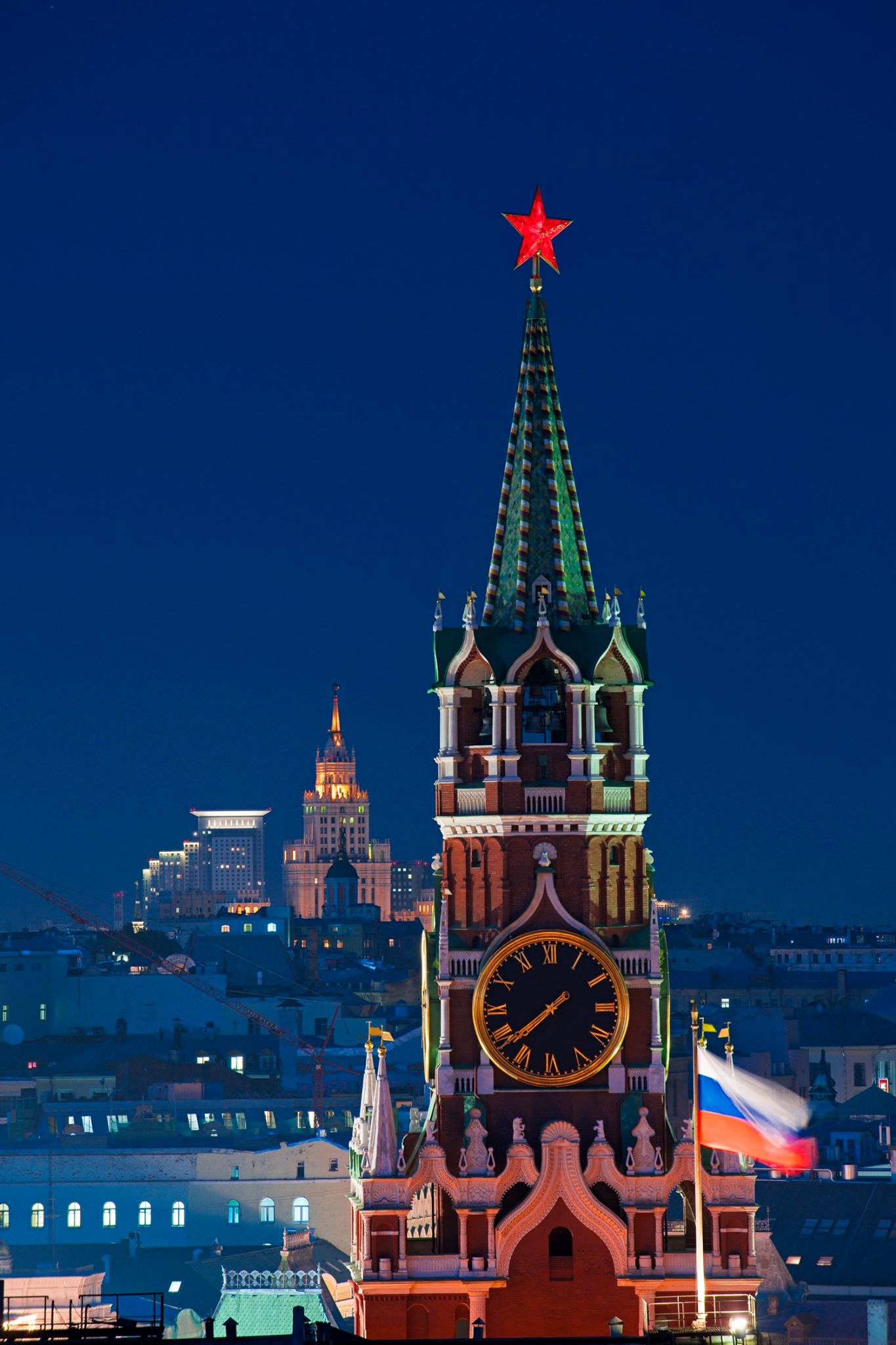 Москва кремль флаг. Кремль флаг. Кремль Москва. Кремль фон. Флаг России на фоне Кремля