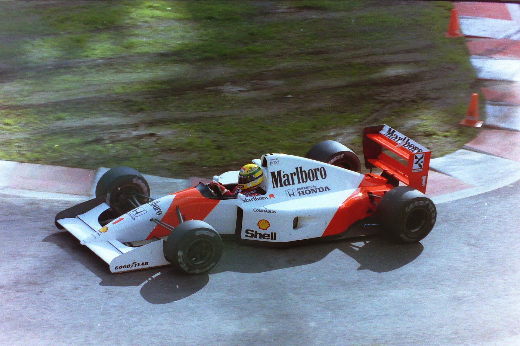 Senna vs Mansell. The greatest Monaco battle ever. Enjoy the final