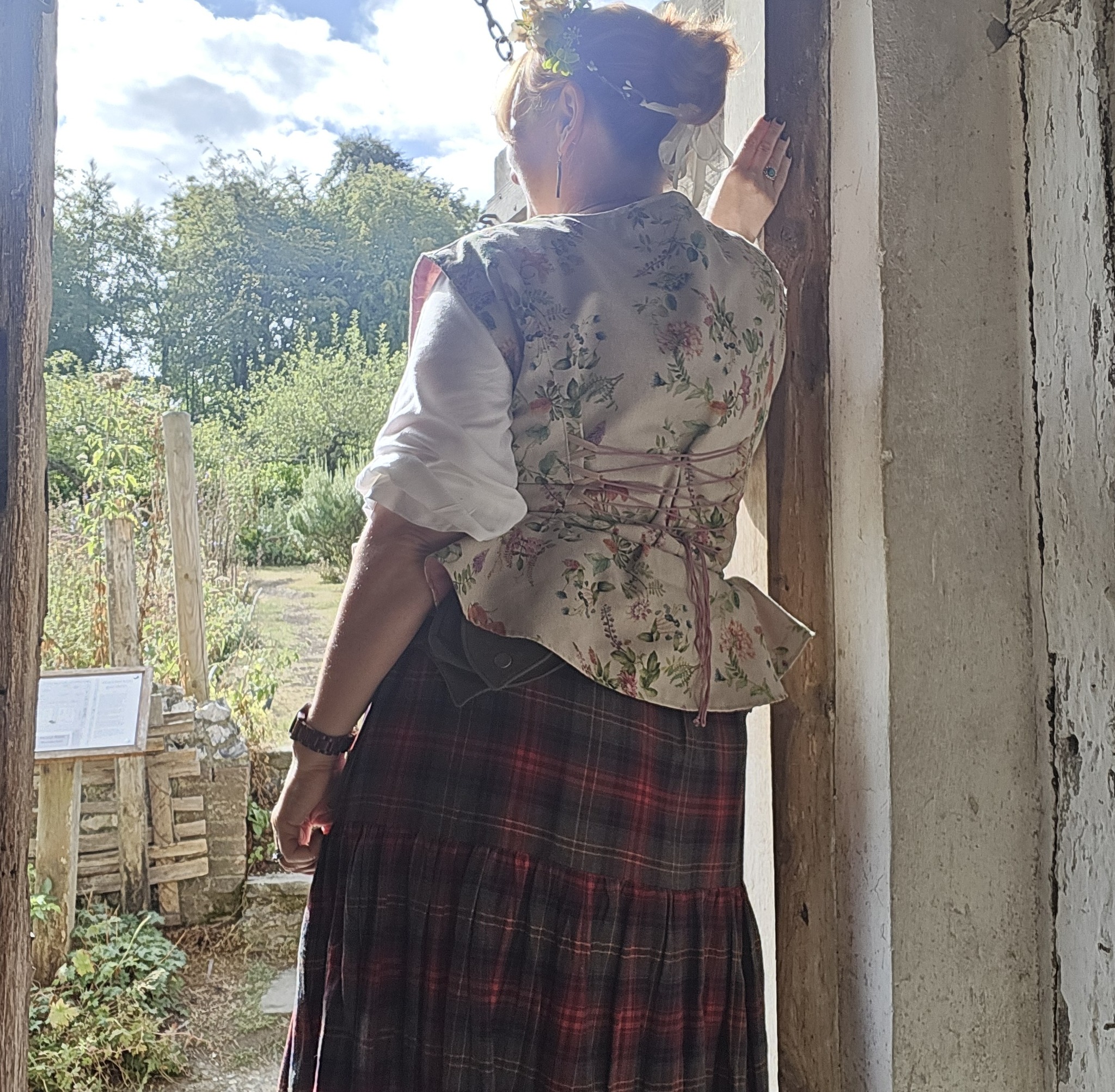 As promised in last month's folk magic post on The Hollow In The Tree ...