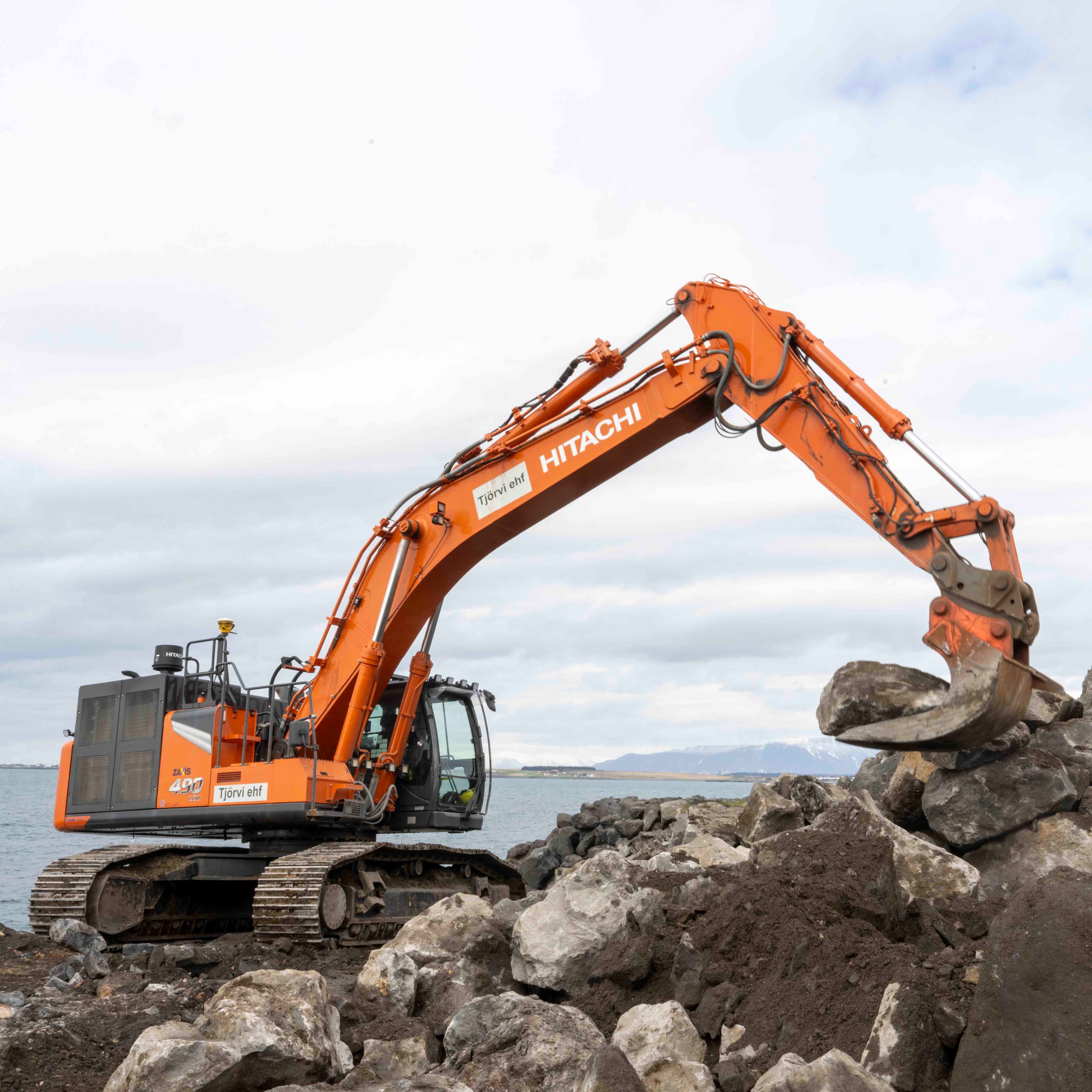 R e i Tjorvi ehf Hitachi ZX490 repairing sea defences in Hafnarfjörður
