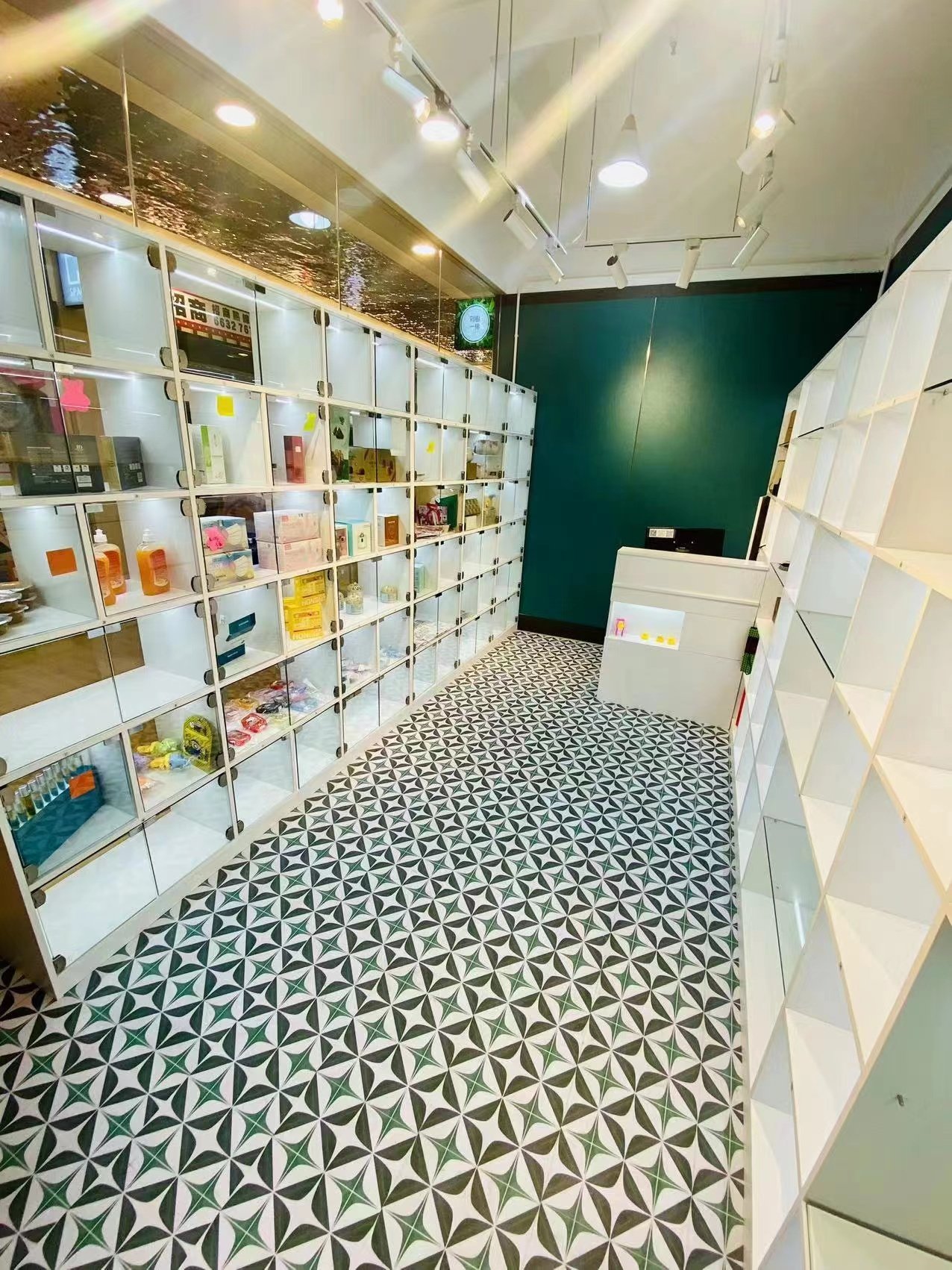 氹仔大型格仔店即將登錄🕋 超過150個格任君選擇🕰 店內全新格仔光線充足... - 泉亮廣場 TAIPA PLAZA