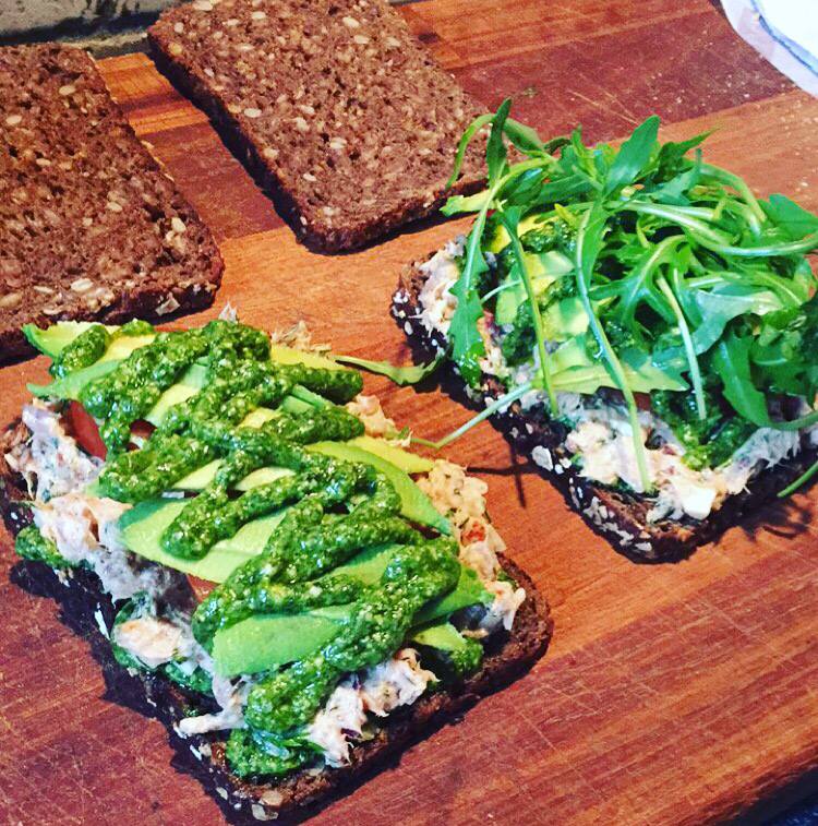 Frede & Vester's - Rugbrødssandwich m. Hjemmelavet tunmousse, avocado ...