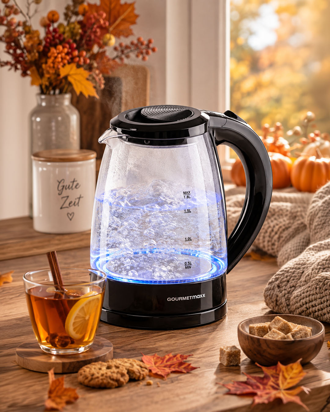 🍂 HERBSTZEIT IST TEEZEIT! ☕✨ Mit dem Gourmetmaxx LED Glas-Wasserkocher wird's jetzt richtig gemütlich! 🫖💙 Mit 1,8 Liter Fassungsvermögen und stylischer LED-Beleuchtung ist er ein echter Hingucker in