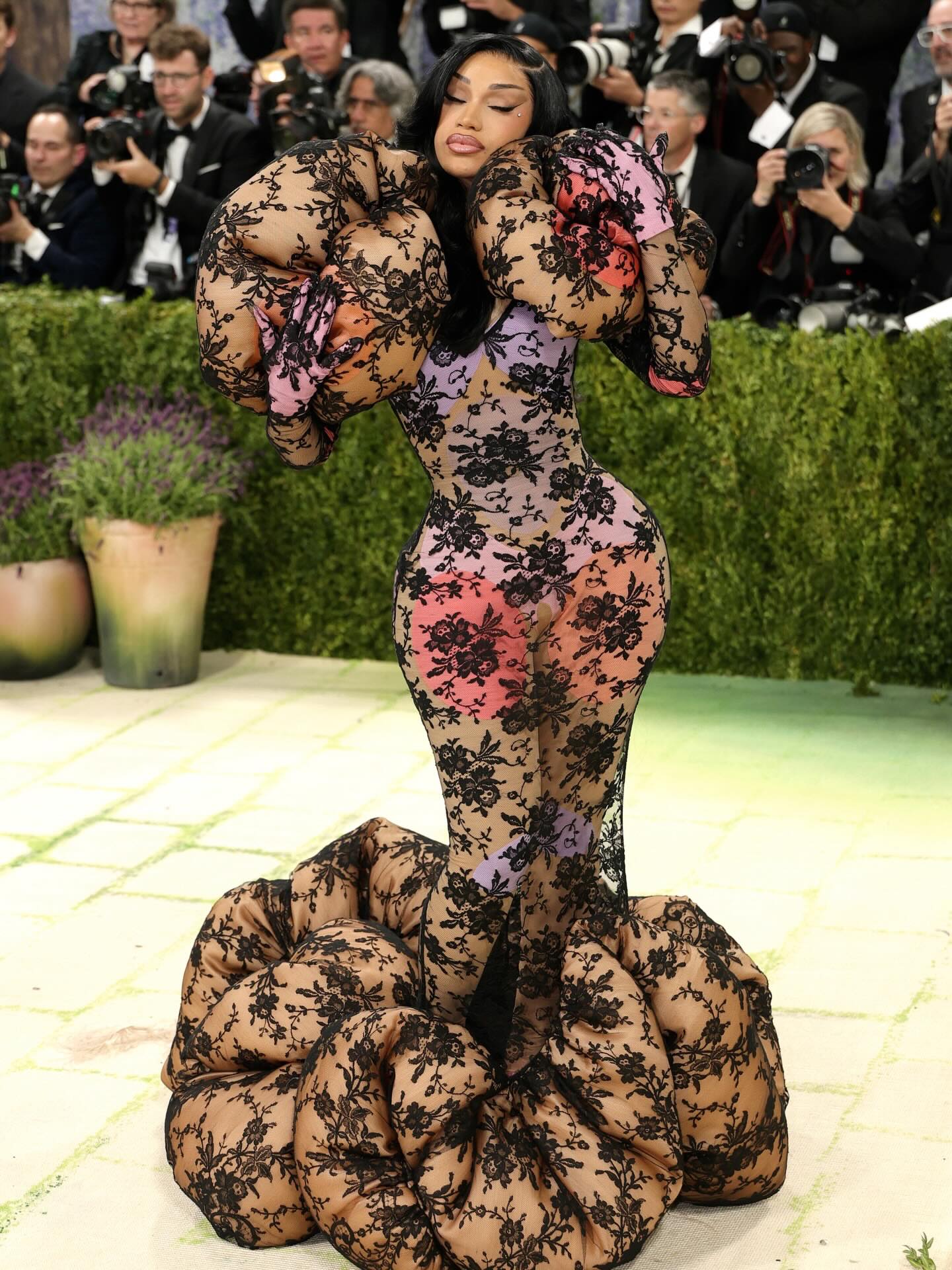 👀Cardi B kept it fierce at the Met Gala 2026 on May 4 in NYC, showing up in style despite feeling under the weather, she admitted on the red carpet she was