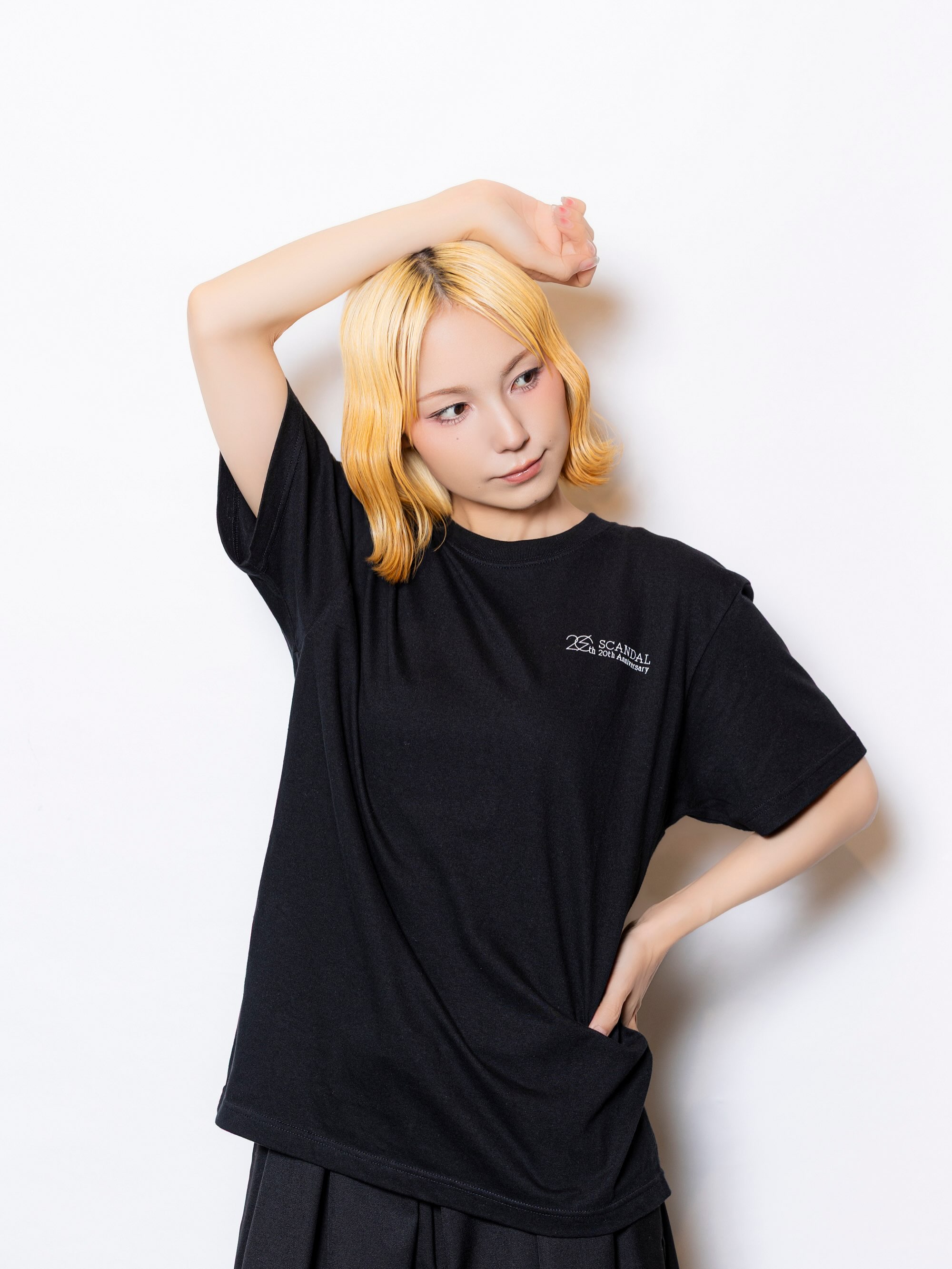 20thロゴ Tシャツ BLACK ¥4,000 SIZE：S/M/L/XL ※Mサイズ着用 designed