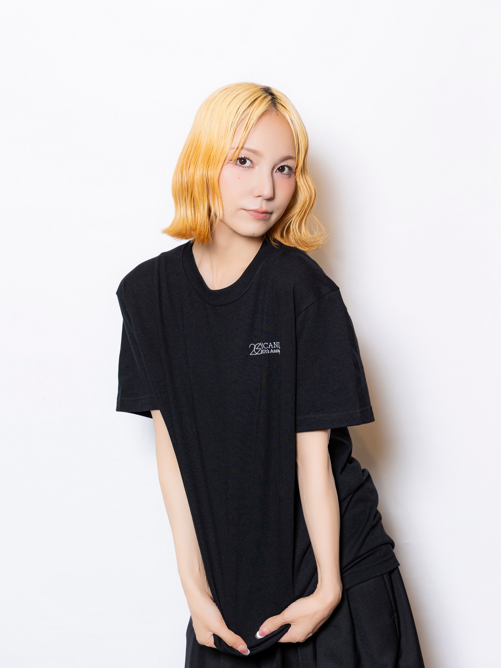 20thロゴ Tシャツ BLACK ¥4,000 SIZE：S/M/L/XL ※Mサイズ着用 designed