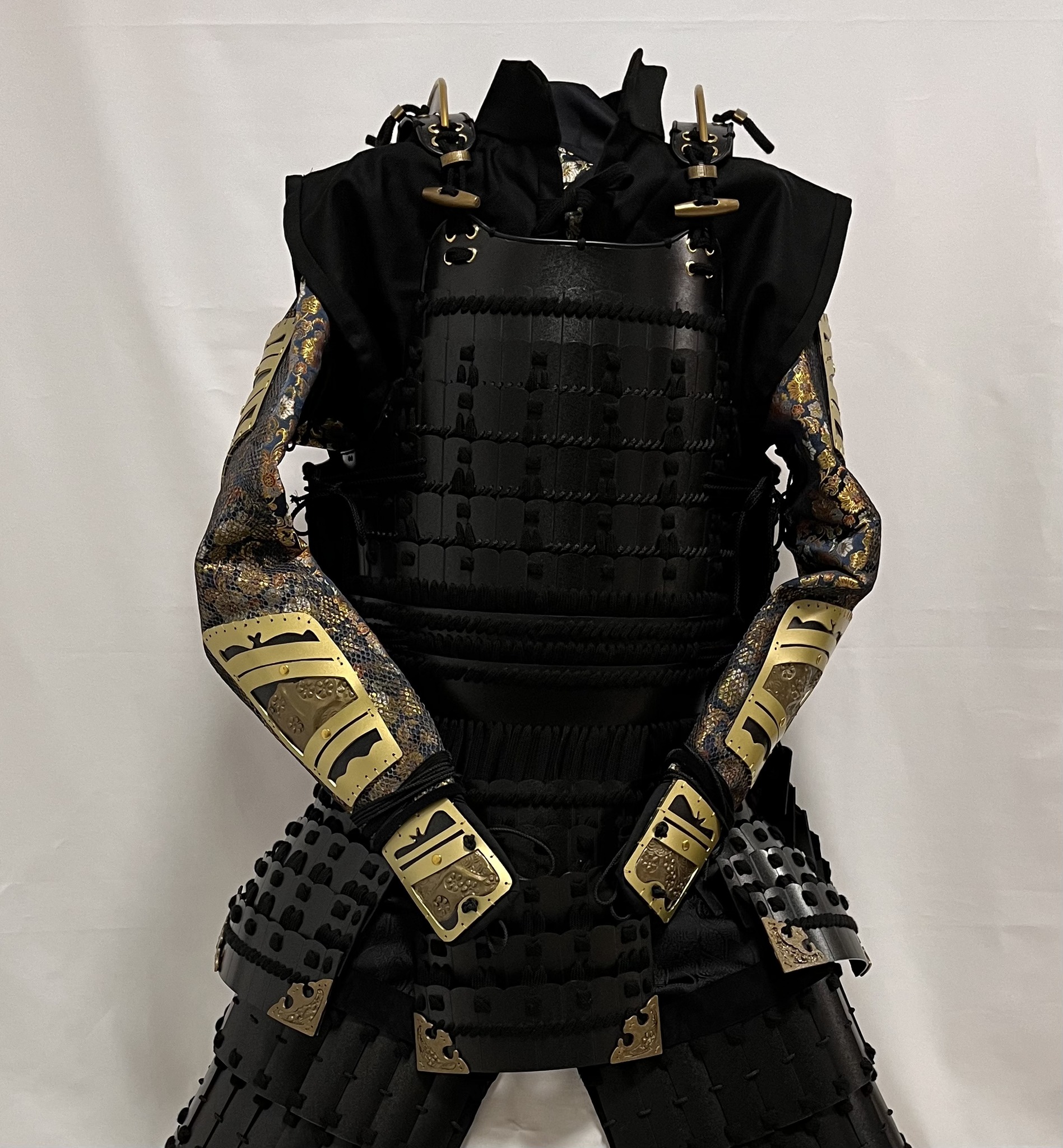 手作り甲冑 鎧 ヘルメット　japanese 受注生産・製作工期45-60日間 甲冑一式 等身大 着用可能 鎧飾り 鎧櫃 宮本武蔵 鬼武者 当世 具足胴丸 飾り 甲冑 美品 等身大 戦国武士着用の甲冑 COSPLAY服装道具 具足鎧兜武具甲冑等身大 着用可能 鎧飾り 鎧櫃 お祝い プレゼント くらもちショップ