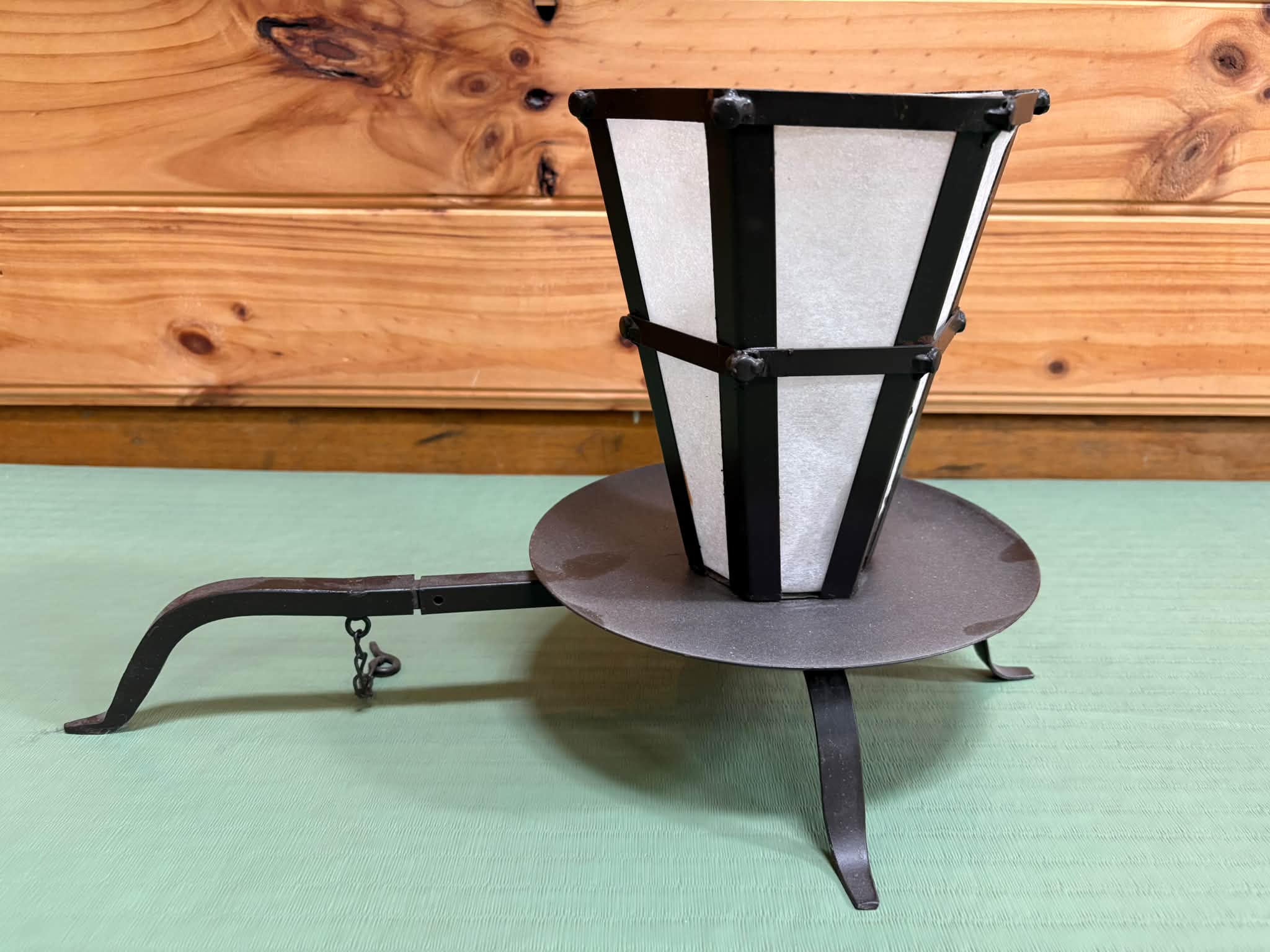 Teshoku 手燭台 hand held Japanese lantern with shikomi 仕込み