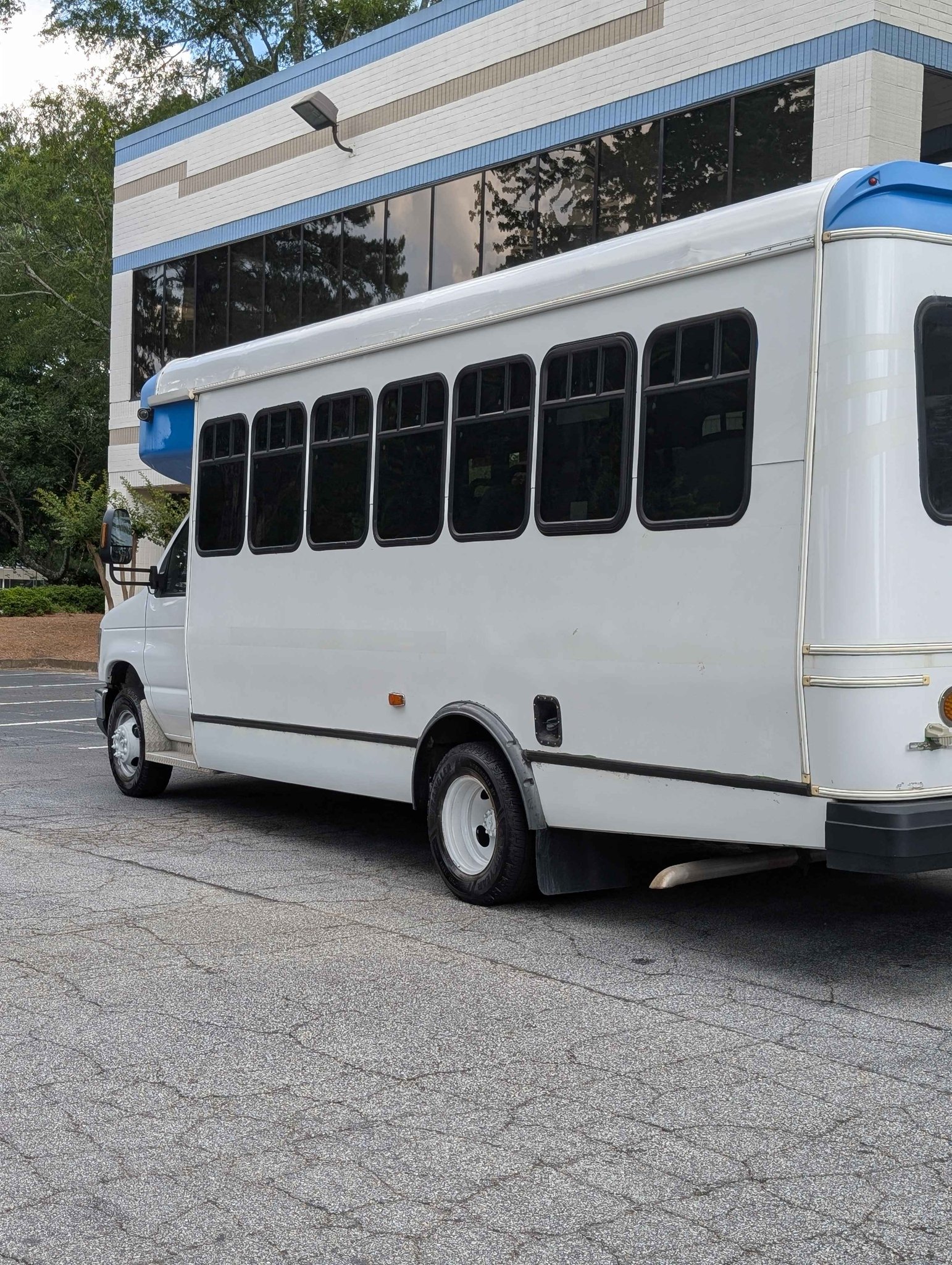 Second Hand Bus Buy and Sell | This is a 2017 Ford E450 shuttle Bus ...