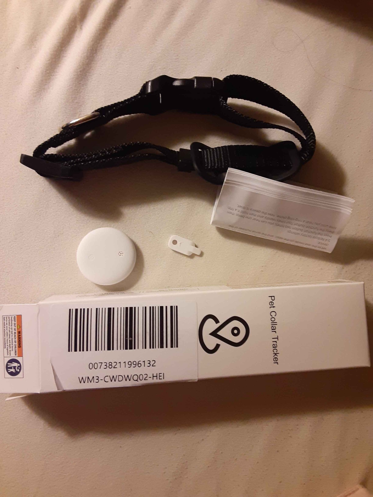 New in box pet Collar with tracker tag Size small to med connects