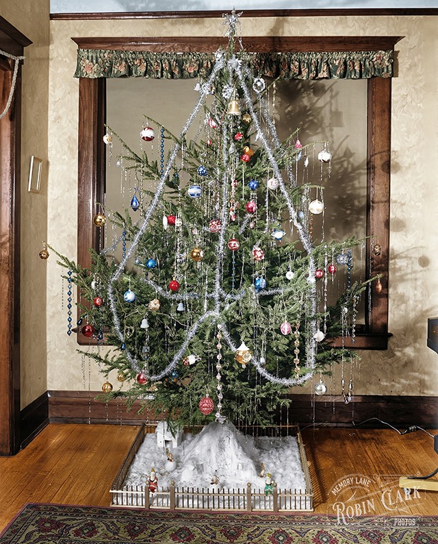 fully dressed christmas tree A decorated stands proudly in a Michigan home. Taken in Michigan, early 1900s. Photographer unknown Jim marvin