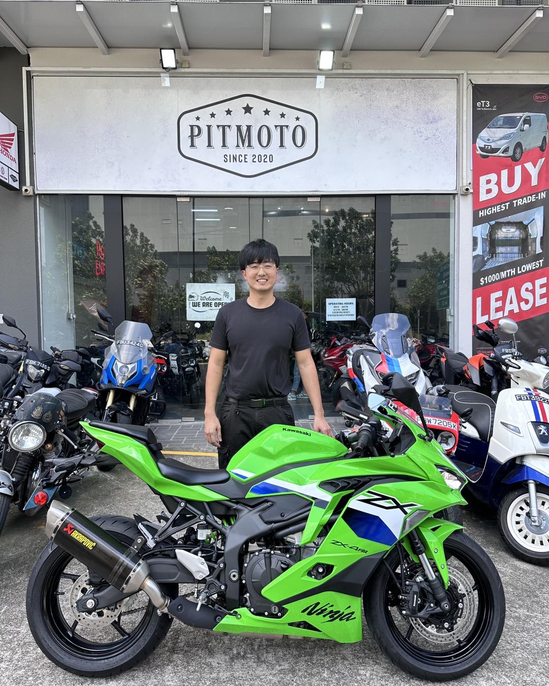 鈴木 Customer collects brand new Kawasaki ZX-4RR in Singapore