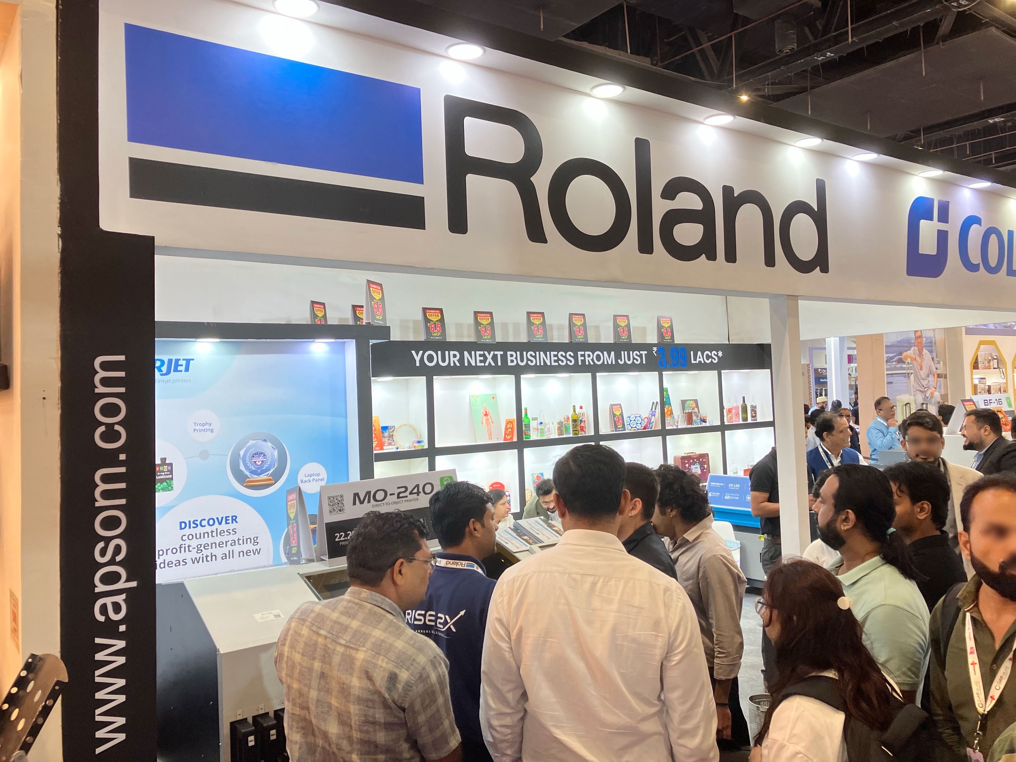 Roland DG (Japan) added a new photo — - Roland DG (Japan)