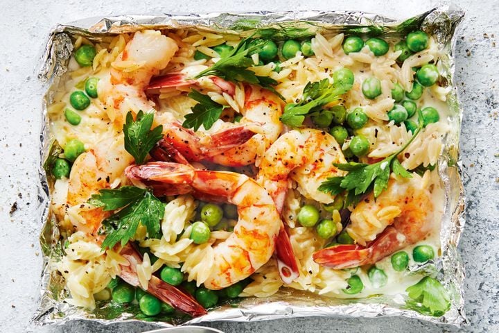 Foodporn - Easy creamy garlic prawn pasta bake Baked in foil and ready ...