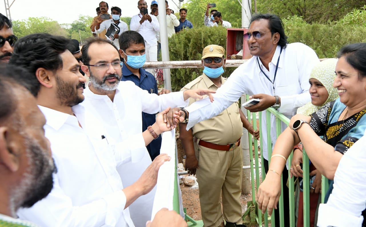 YS_Rajasekhara_Reddy_beautiful_speech_assembly_about_Chandrababu_Naidu ...