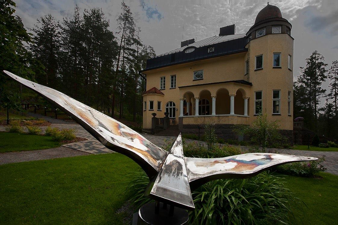 Hotelli - Samuli Alosen veistosnäyttely on Rantalinnan puistossa ...