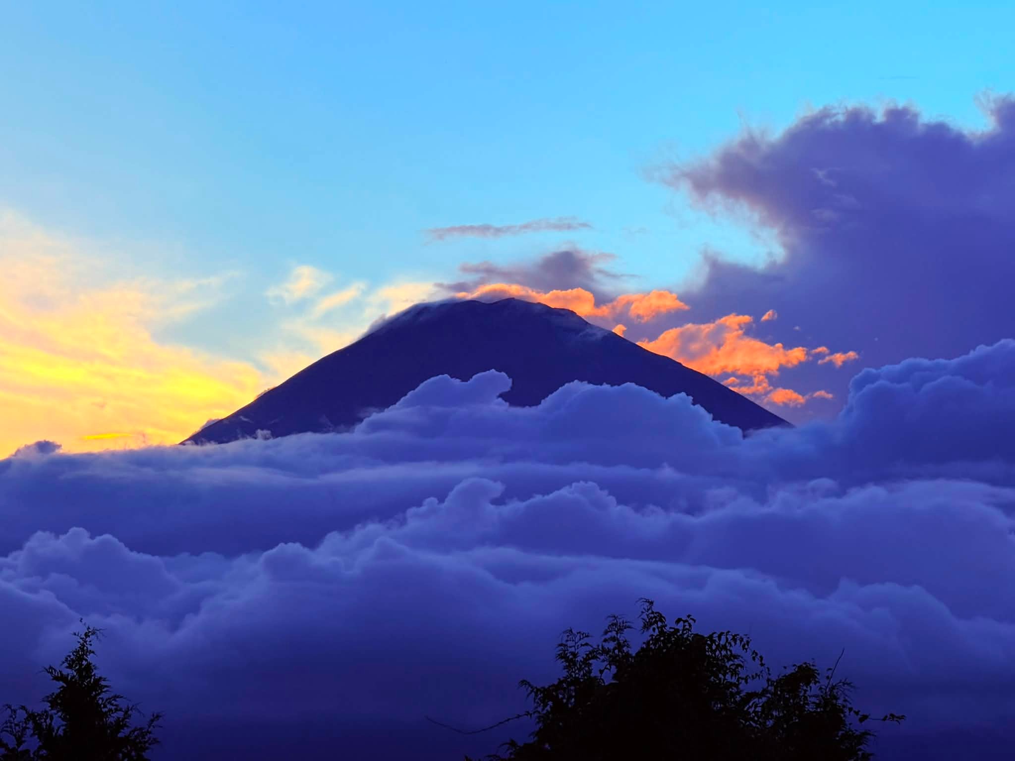 夕方の富士山はほとんど雲の中