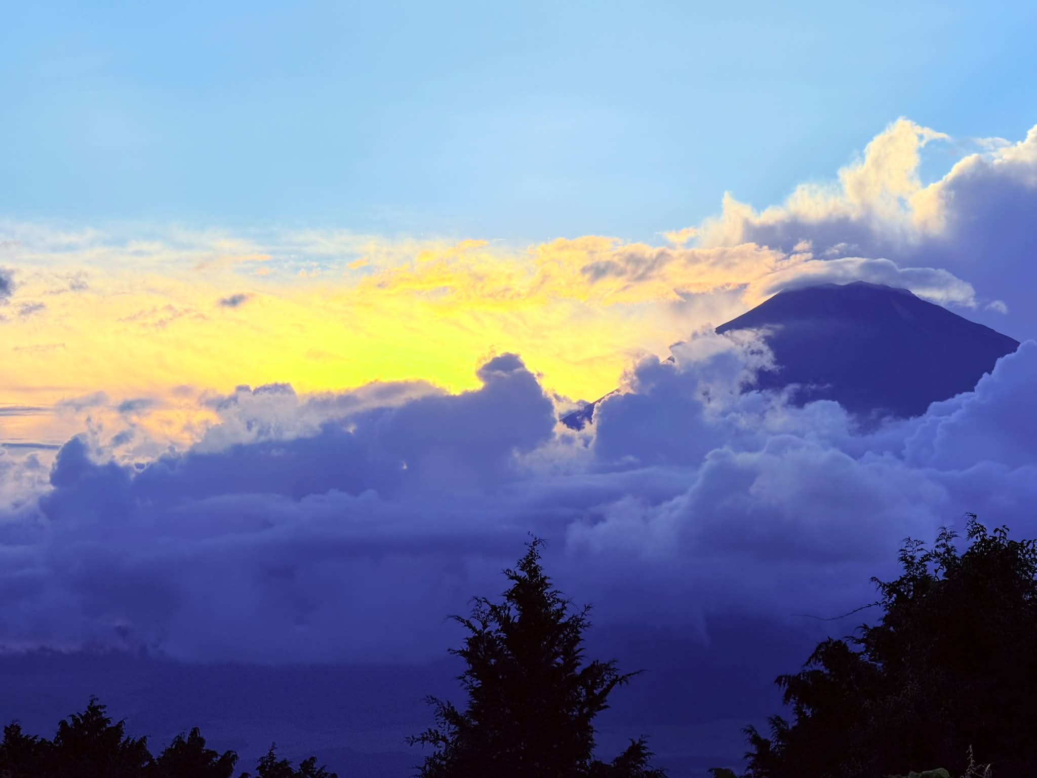 夕方の富士山はほとんど雲の中